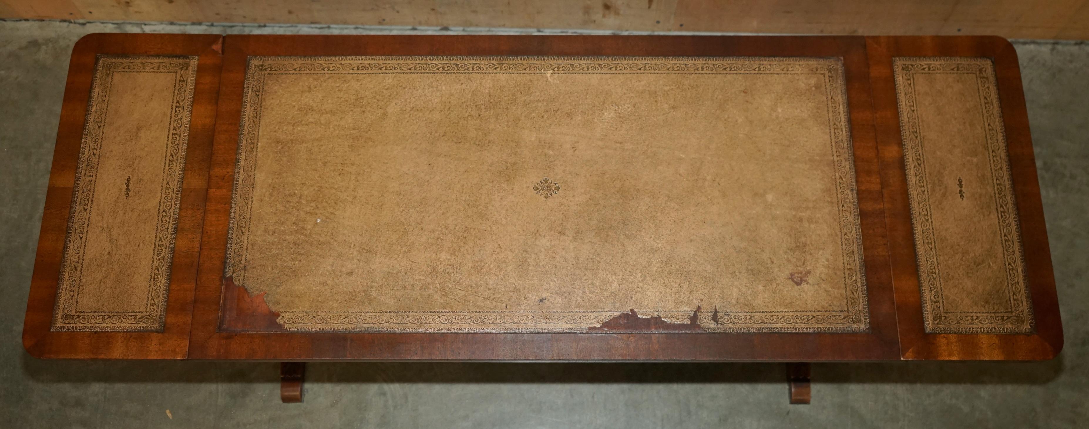 TRÈS GRANDE TABLE À CAFÉ EN CUIR BEVAN FUNNELL À RALLONGE, HAUT DE COFFRE DISTRESSÉ en vente 8