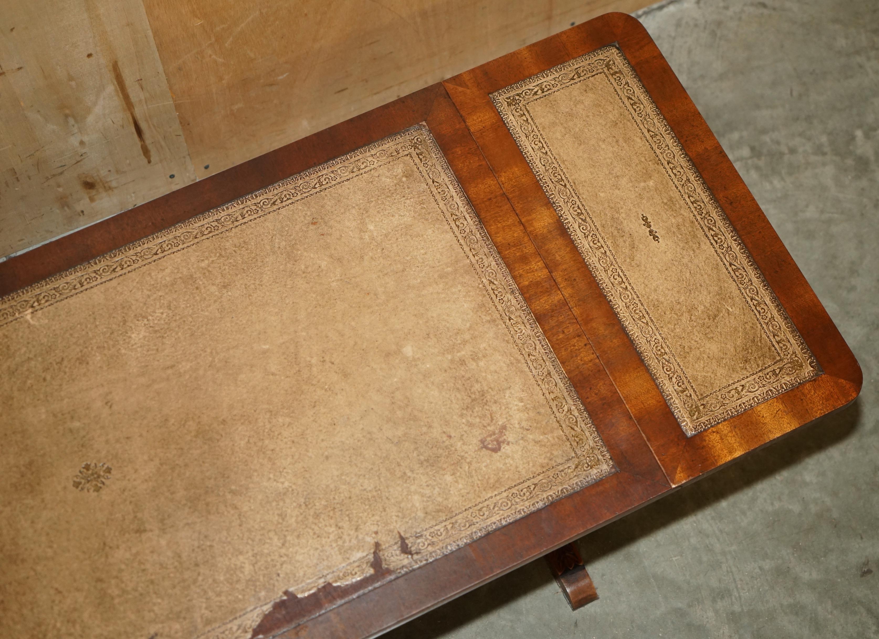 TRÈS GRANDE TABLE À CAFÉ EN CUIR BEVAN FUNNELL À RALLONGE, HAUT DE COFFRE DISTRESSÉ en vente 9