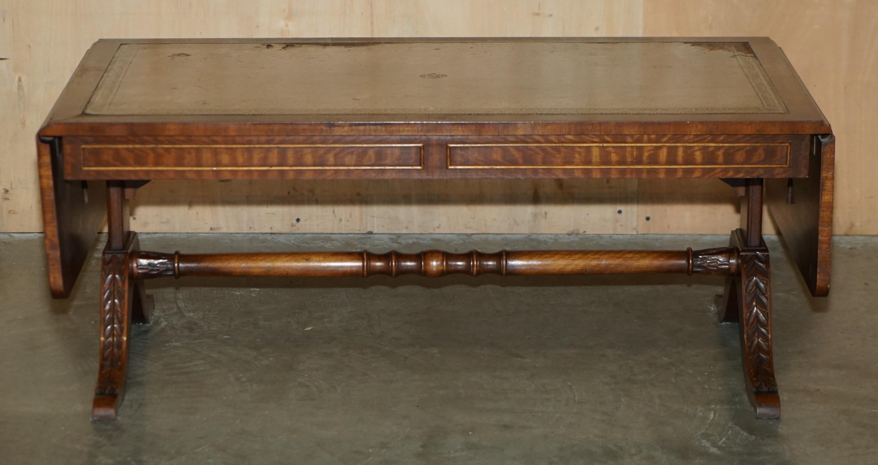 Royal House Antiques

The House Antiques a le plaisir de proposer à la vente cette grande table basse à rallonge en cuir d'acajou de Bevan Funnell, avec plateau en relief. 

Veuillez noter que les frais de livraison indiqués ne sont qu'un guide, ils