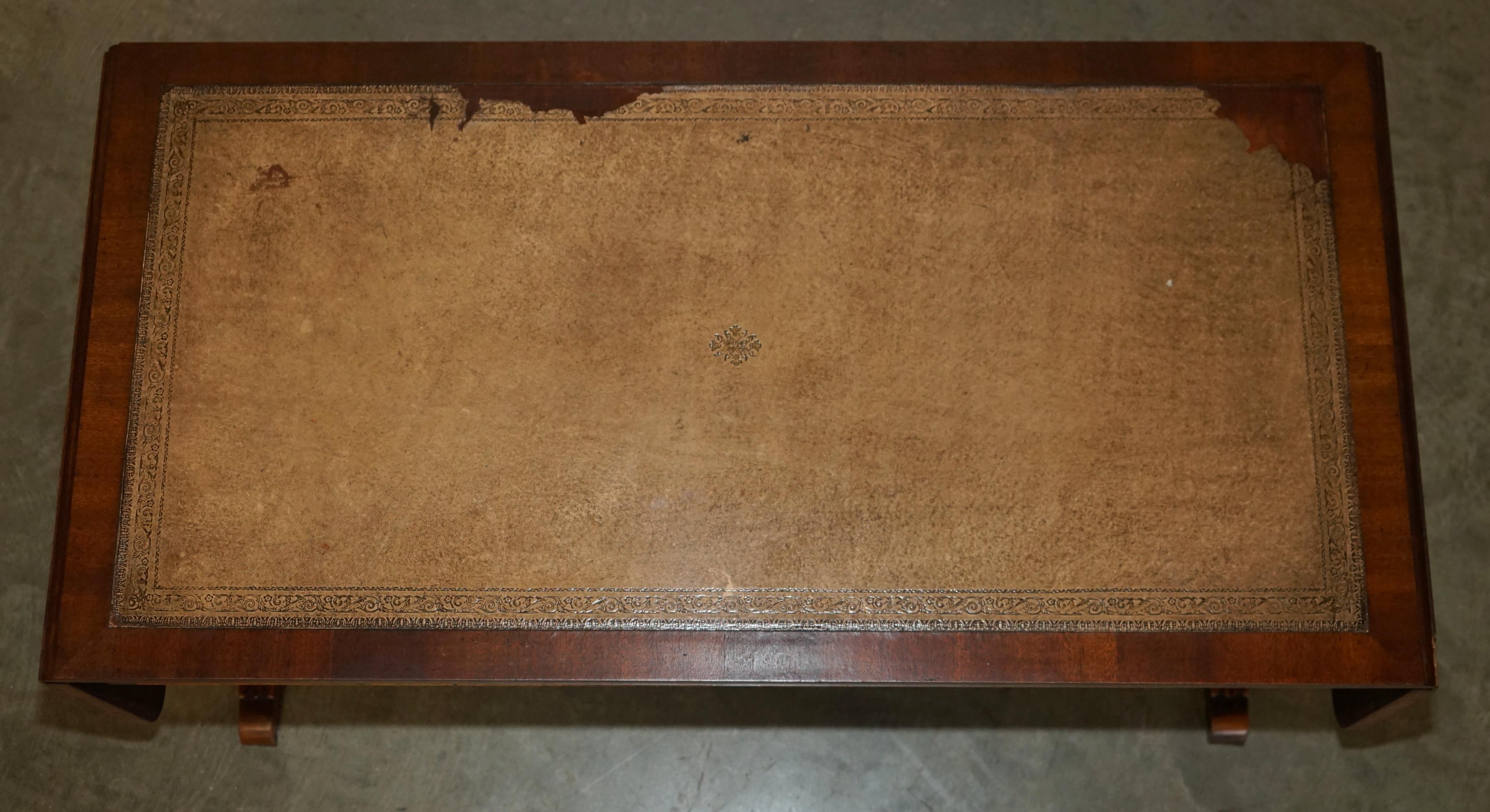 Mid-Century Modern TRÈS GRANDE TABLE À CAFÉ EN CUIR BEVAN FUNNELL À RALLONGE, HAUT DE COFFRE DISTRESSÉ en vente