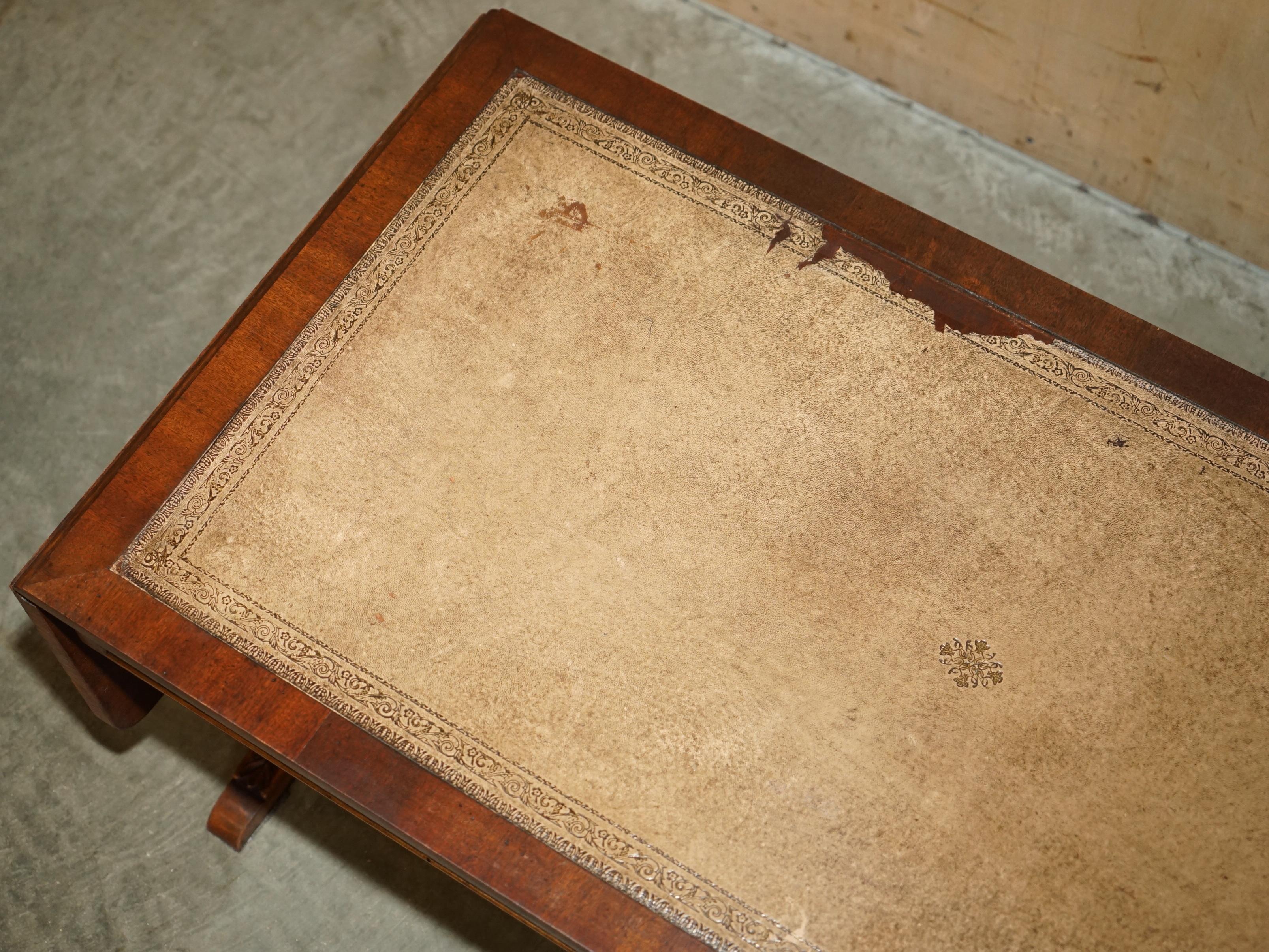 Anglais TRÈS GRANDE TABLE À CAFÉ EN CUIR BEVAN FUNNELL À RALLONGE, HAUT DE COFFRE DISTRESSÉ en vente