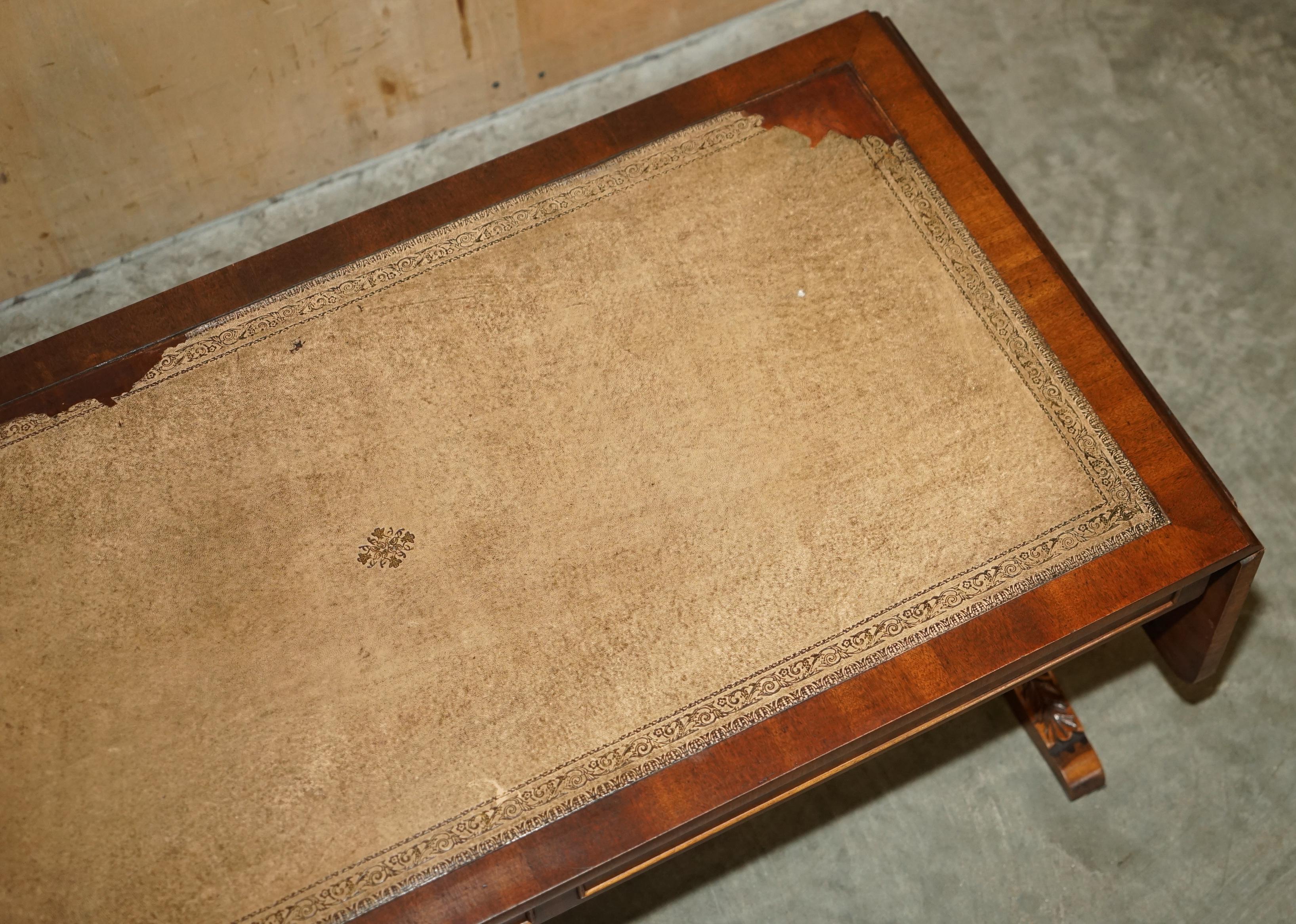 Fait main TRÈS GRANDE TABLE À CAFÉ EN CUIR BEVAN FUNNELL À RALLONGE, HAUT DE COFFRE DISTRESSÉ en vente