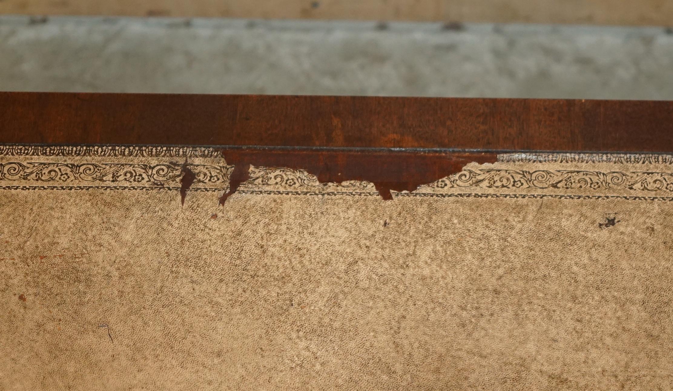 TRÈS GRANDE TABLE À CAFÉ EN CUIR BEVAN FUNNELL À RALLONGE, HAUT DE COFFRE DISTRESSÉ Bon état - En vente à West Sussex, Pulborough