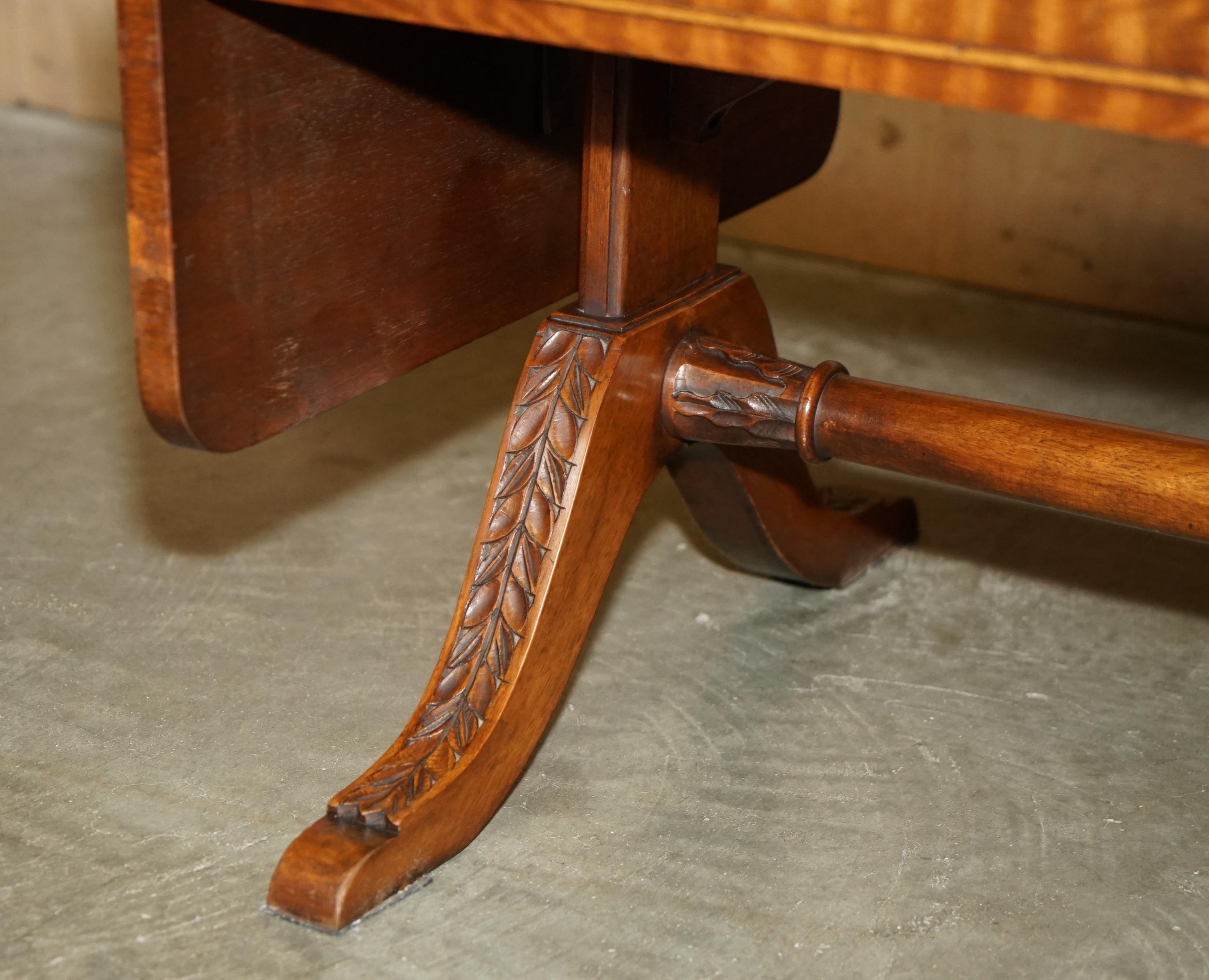 20ième siècle TRÈS GRANDE TABLE À CAFÉ EN CUIR BEVAN FUNNELL À RALLONGE, HAUT DE COFFRE DISTRESSÉ en vente