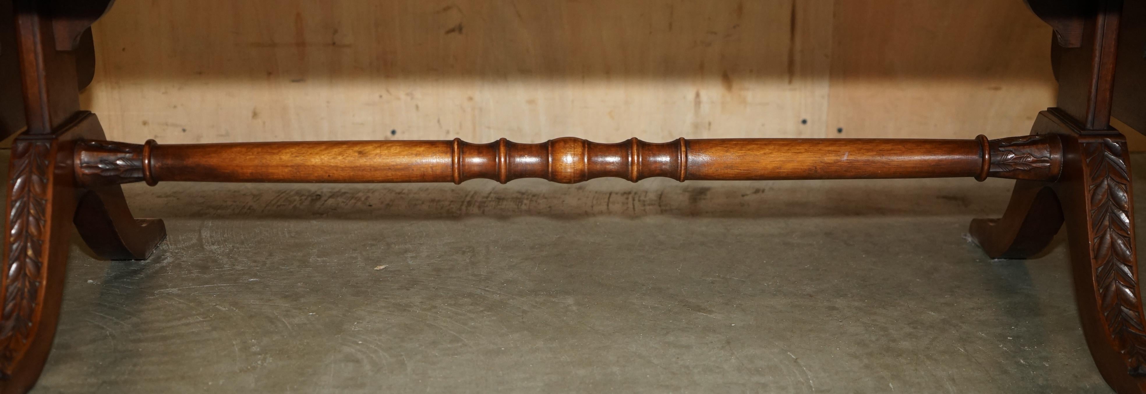 Cuir TRÈS GRANDE TABLE À CAFÉ EN CUIR BEVAN FUNNELL À RALLONGE, HAUT DE COFFRE DISTRESSÉ en vente