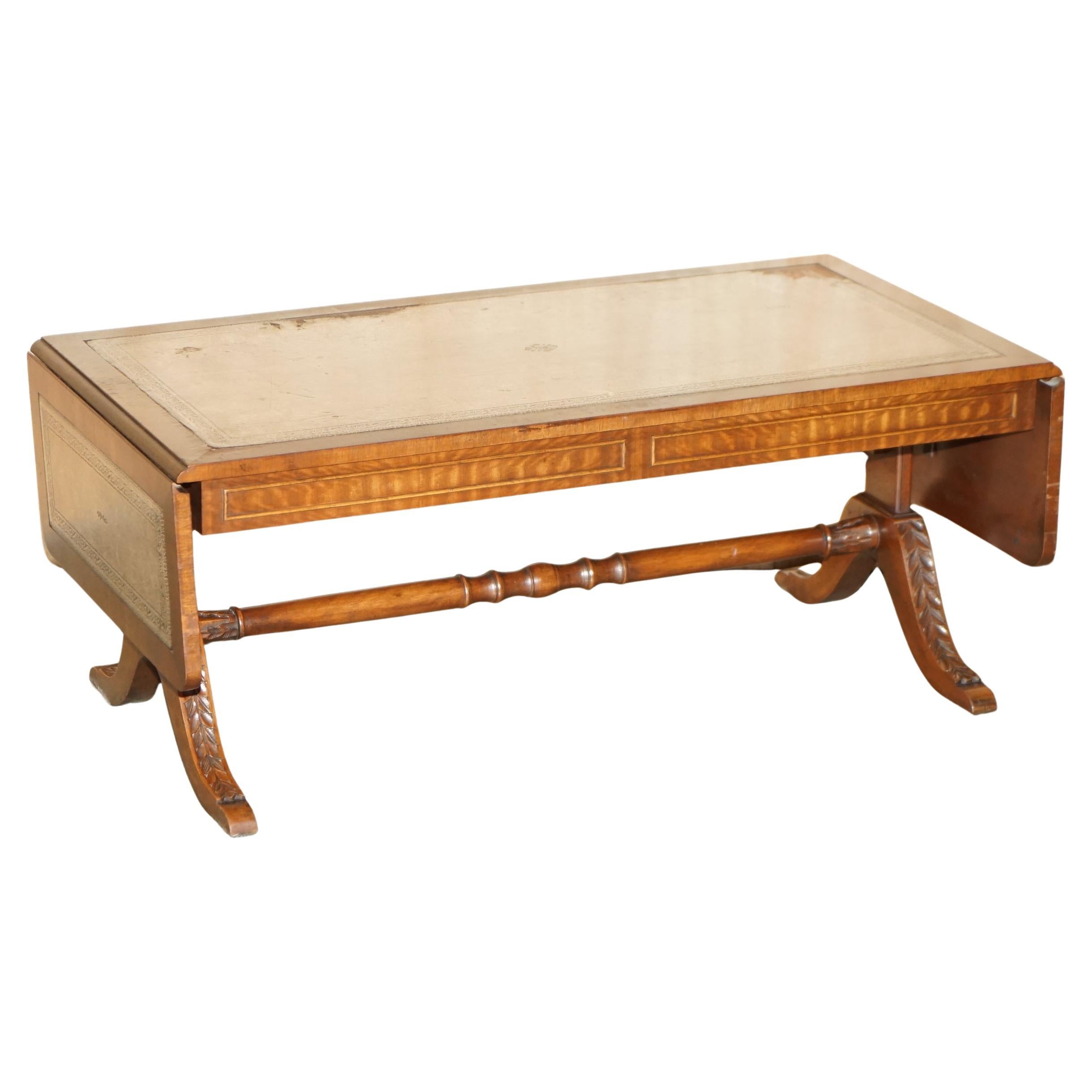 TRÈS GRANDE TABLE À CAFÉ EN CUIR BEVAN FUNNELL À RALLONGE, HAUT DE COFFRE DISTRESSÉ en vente