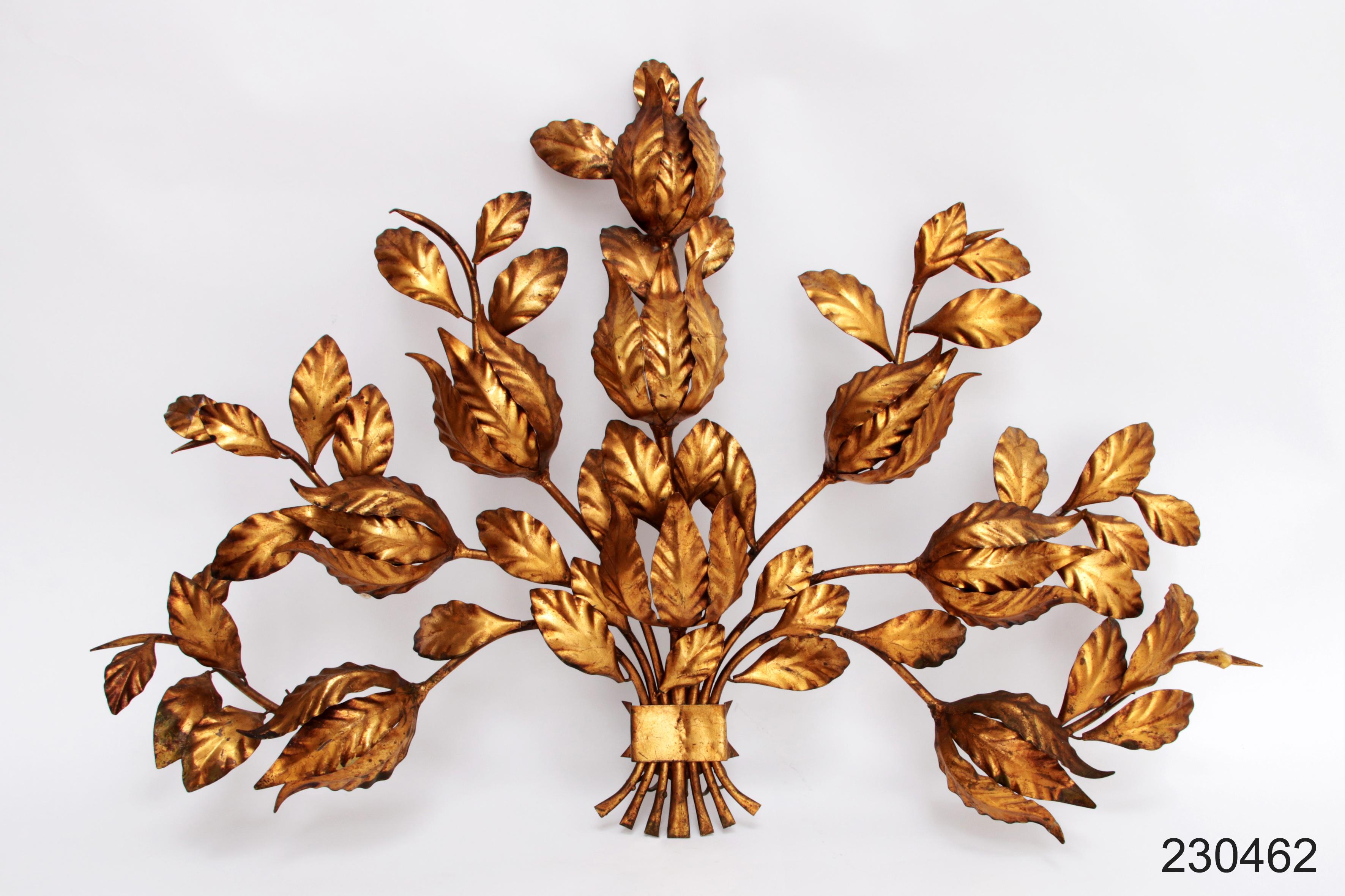 Pure luxury, this elegant vintage wall lamp from the 1960s.

Very decorative handmade wall lamp most likely designed by Hans Kögl or Willy Daro.

Material: gold-colored metal leaves.

Behind the leaves there is a beautiful reflecting light.

This