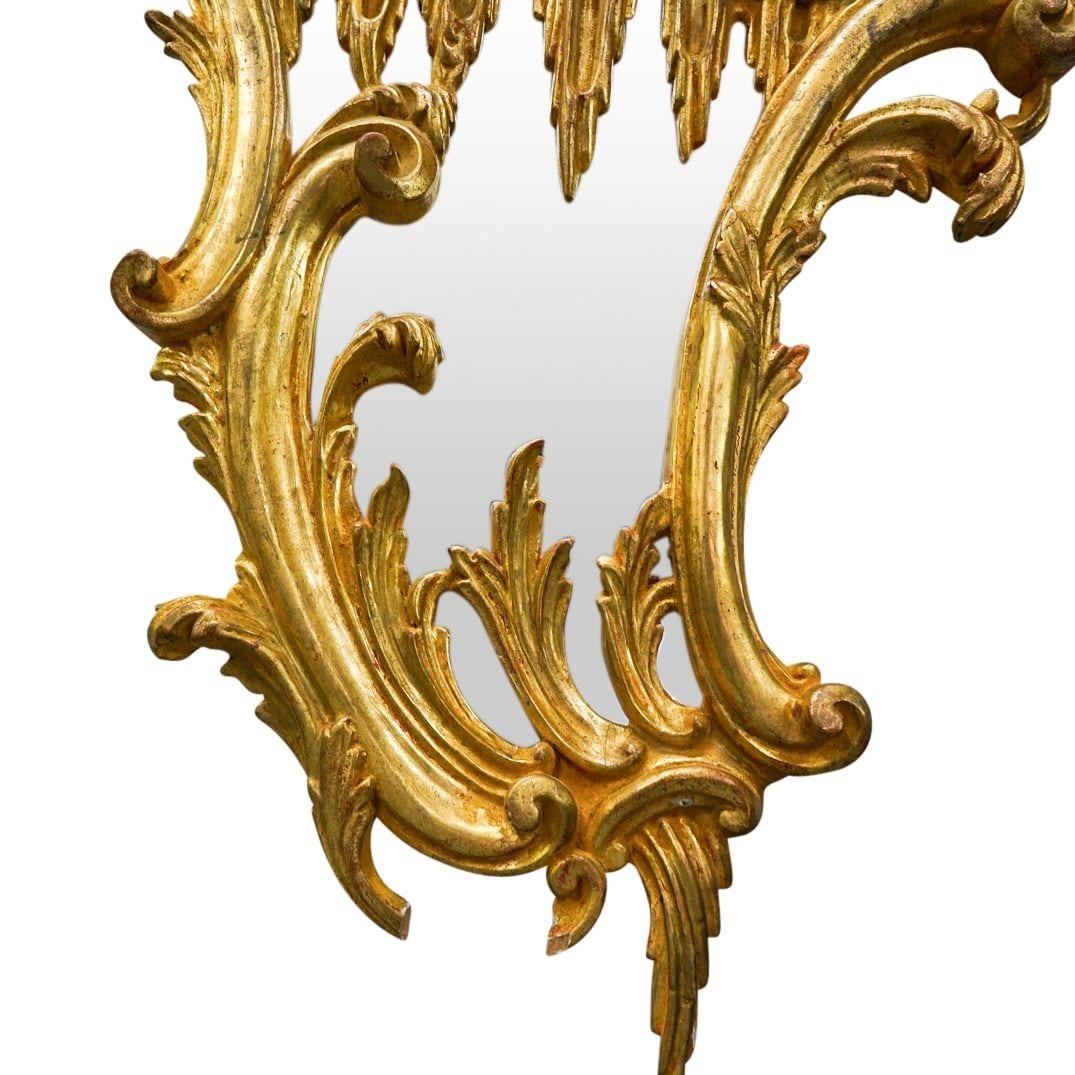 Vintage muy grande  Espejo de madera dorada de la Chinoiserie rococó italiana siglo XX en venta