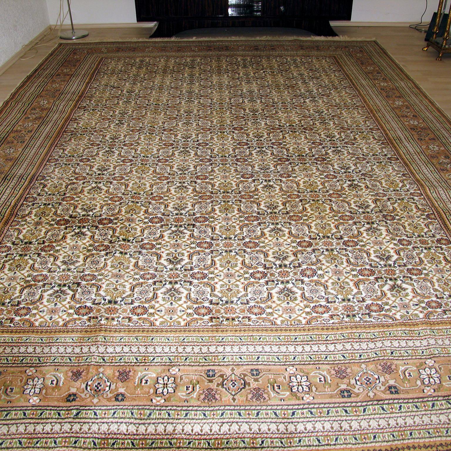 Very Large Vintage Middle Eastern Rug, 1980s For Sale 3