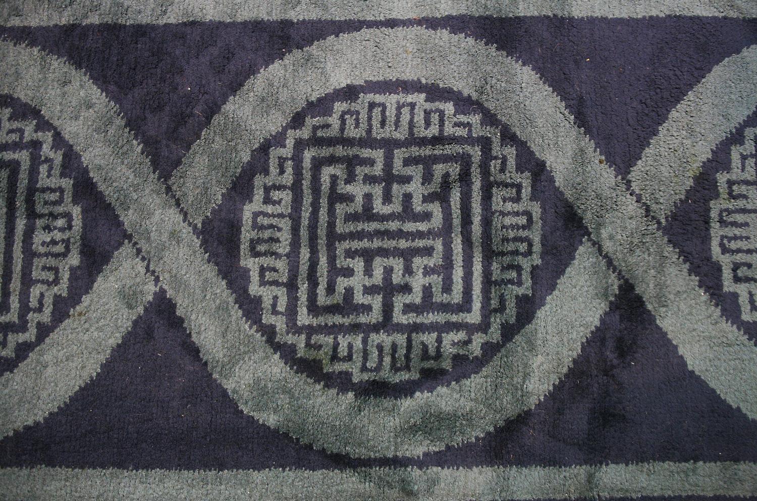 Spanischer Teppich im minimalistischen Design in Mitternachtsblau, 1920-1950 im Zustand „Gut“ im Angebot in Ferrara, IT