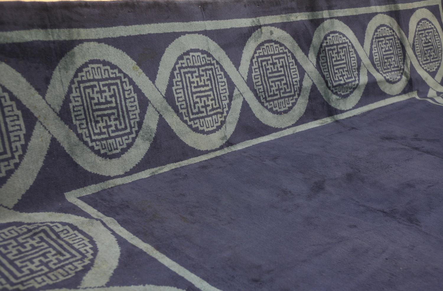 Spanischer Teppich im minimalistischen Design in Mitternachtsblau, 1920-1950 (20. Jahrhundert) im Angebot