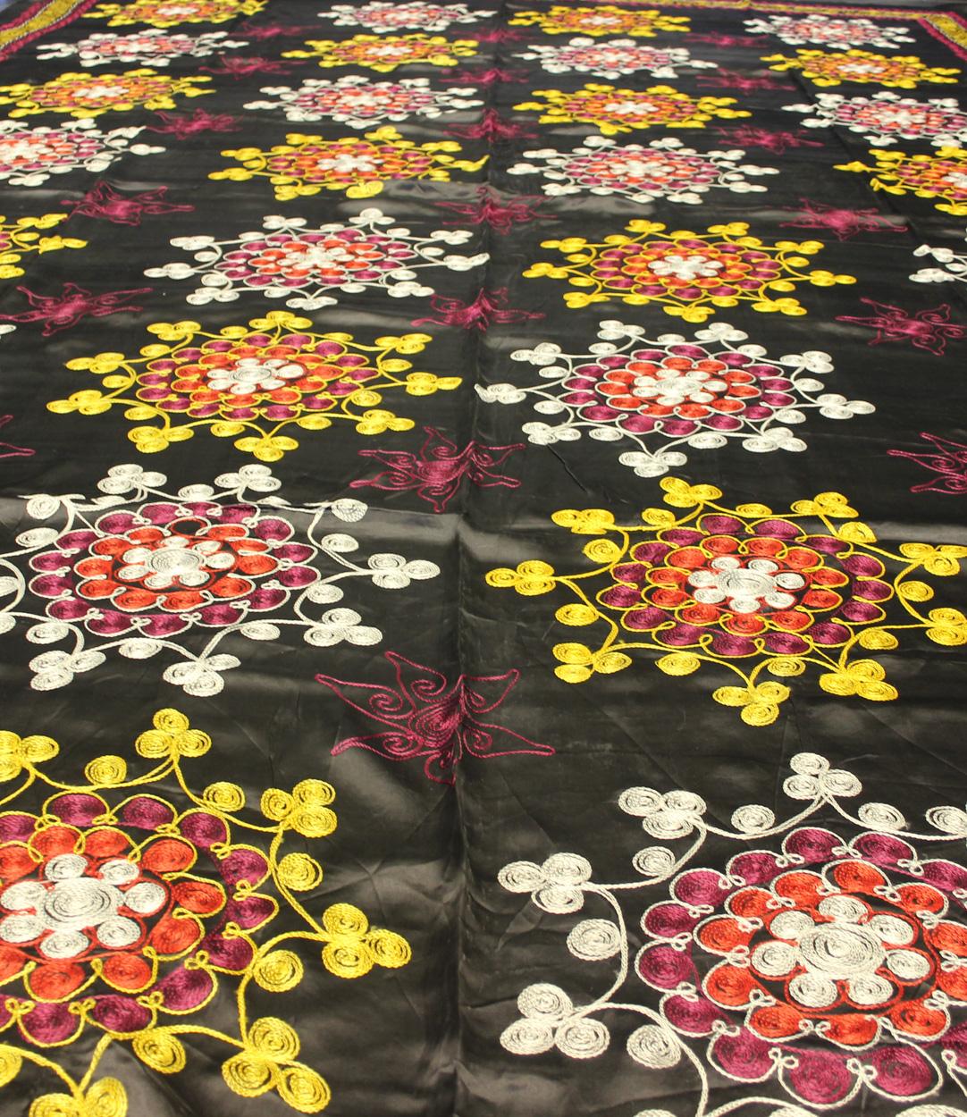 Tissé à la main Très grande Suzani vintage en soie avec broderie sur toute sa surface sur fond anthracite en vente