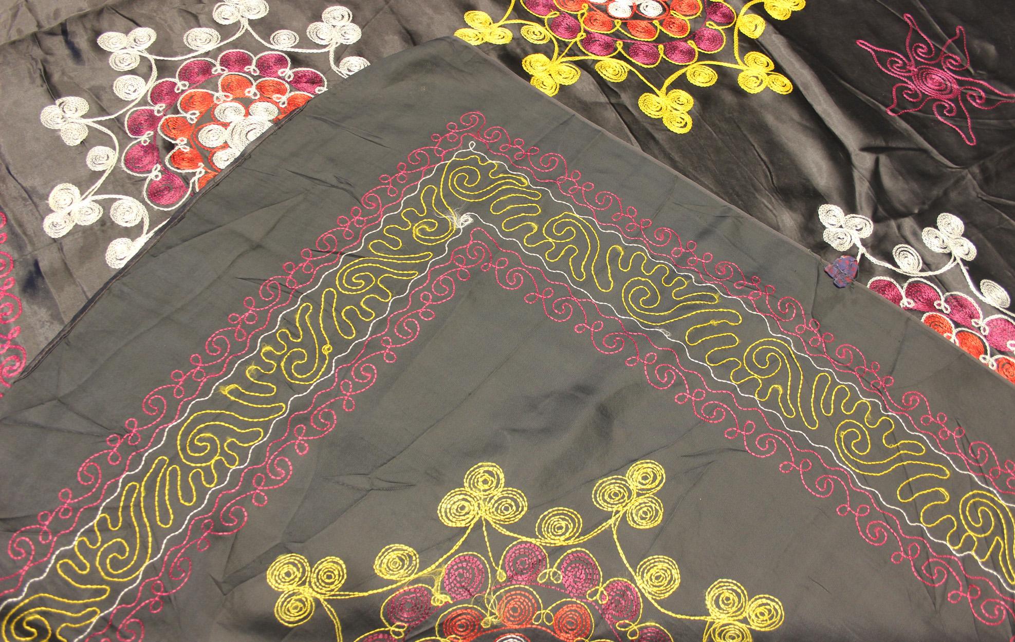 Soie Très grande Suzani vintage en soie avec broderie sur toute sa surface sur fond anthracite en vente