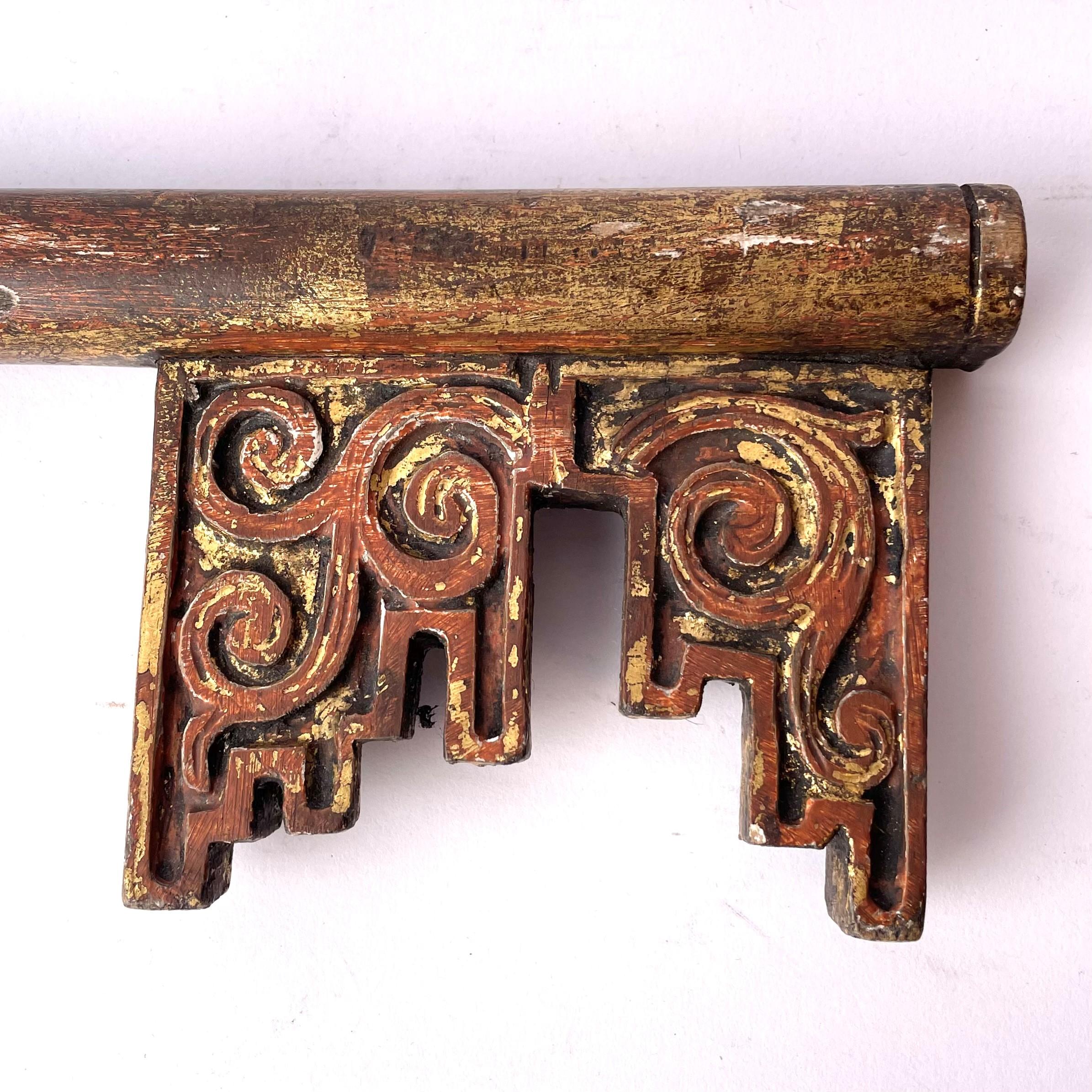 Very Large Woodcut and Gilded Key from the 17th Century In Good Condition In Knivsta, SE