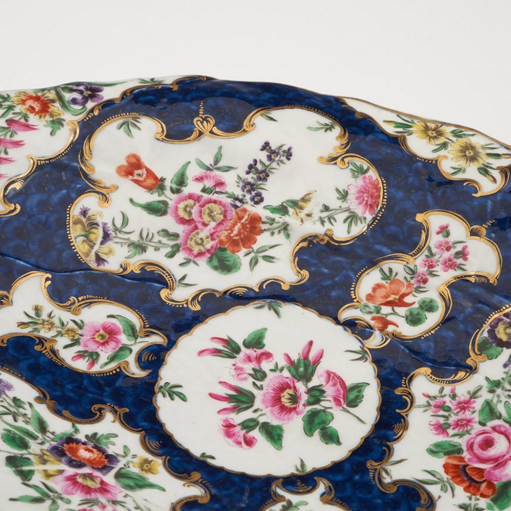 Très grand plat à feuilles bleues en porcelaine de Worcester, vers 1775 Bon état - En vente à Tunbridge Wells, GB