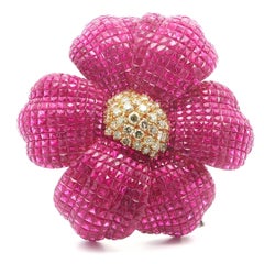 Broche flor muy grande de oro amarillo engastado con rubíes y diamantes amarillos fantasía