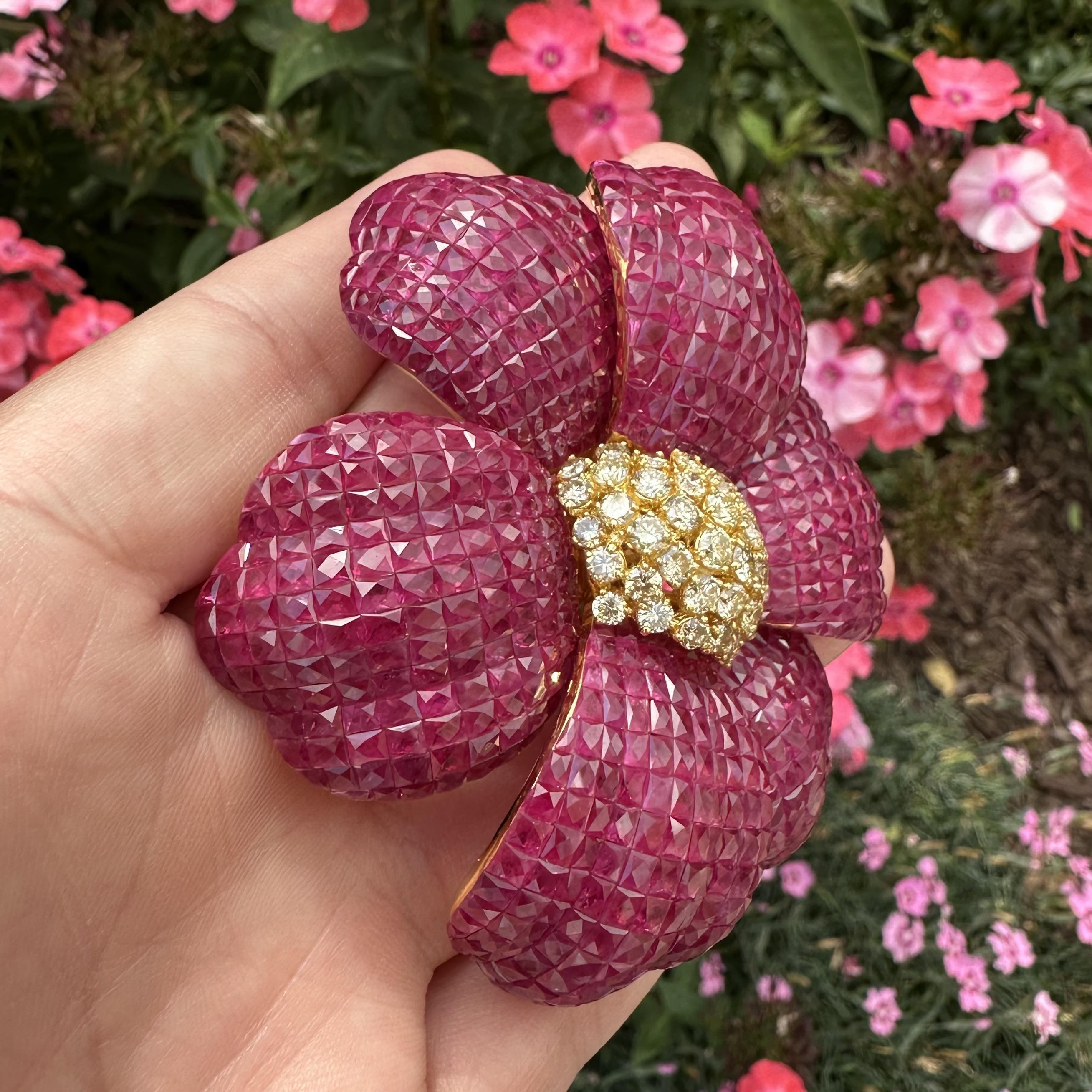Spilla a fiore molto grande in oro giallo con rubino e diamanti gialli fantasia in vendita 1