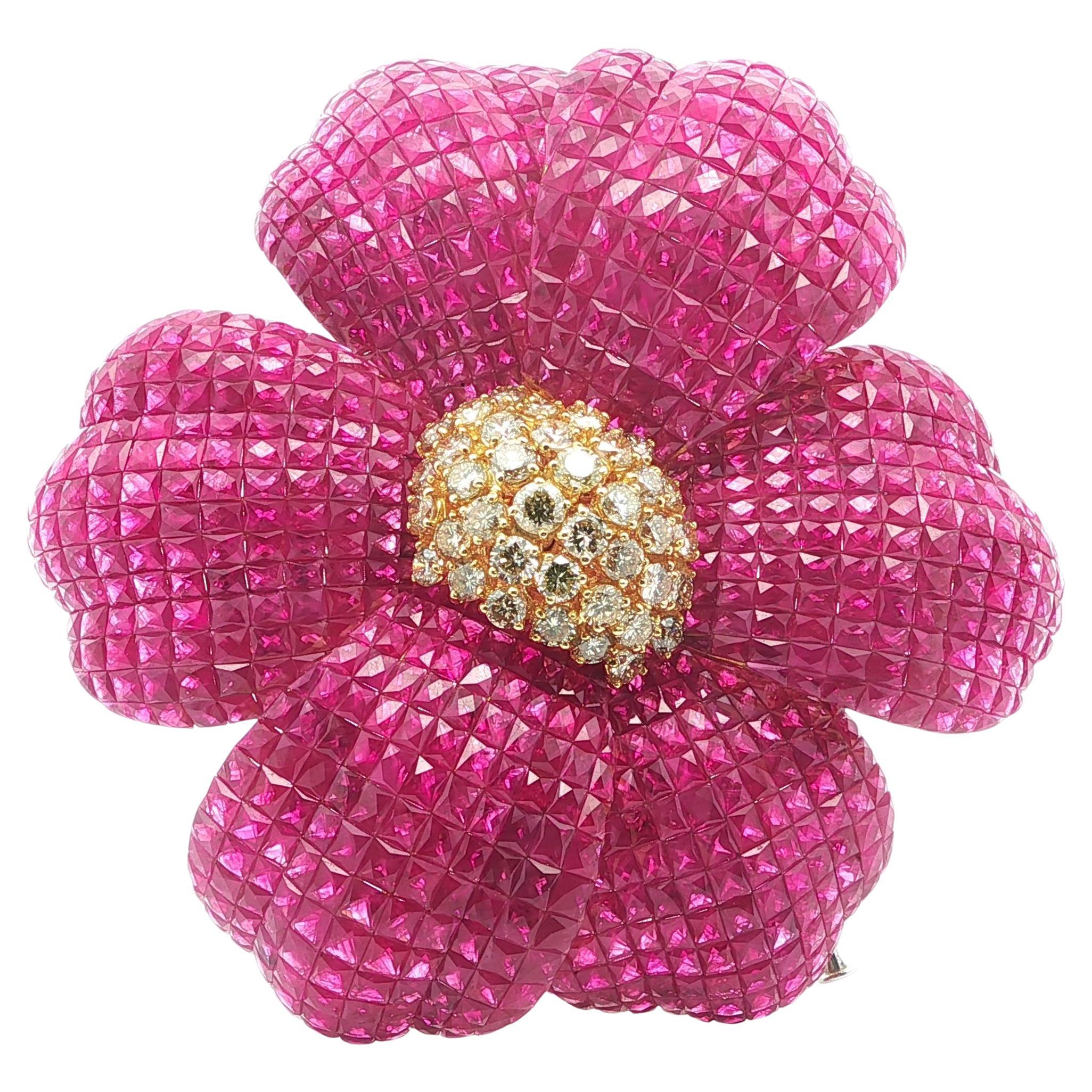 Spilla a fiore molto grande in oro giallo con rubino e diamanti gialli fantasia in vendita