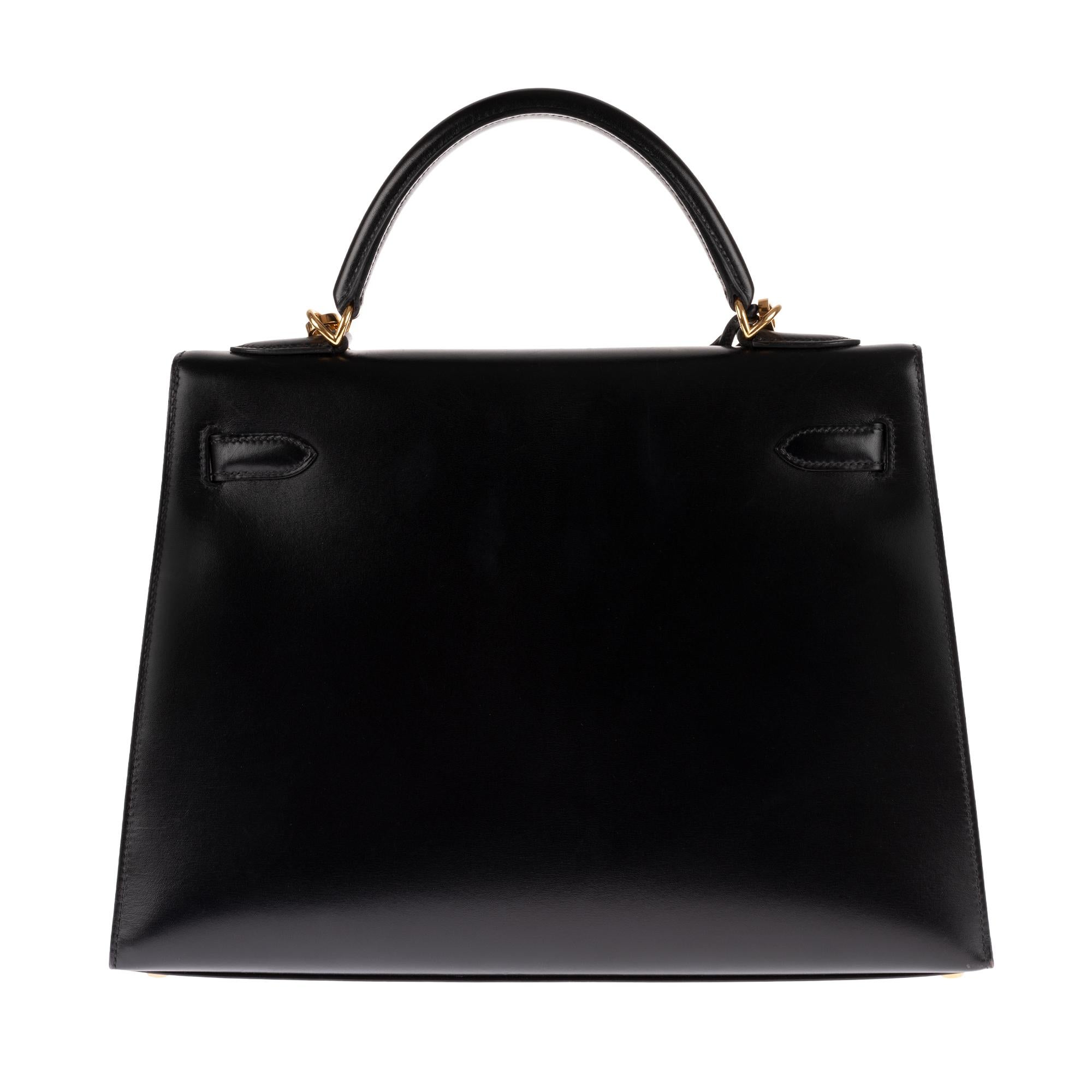 A real jewel and very rare piece: Hermès Kelly handbag 32 cm sellier with shoulder strap in black calfskin leather, gold plated metal trim, simple handle in black leather, strap handle in black calfskin leather for carrying hand or shoulder. Closure
