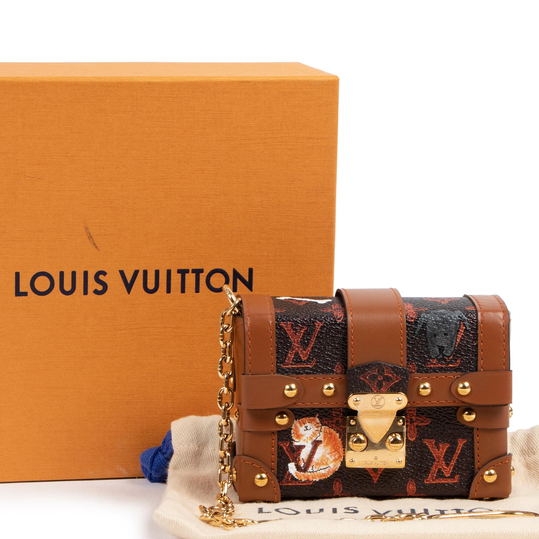 New

Very Limited Louis Vuitton Miniature Essential Trunk Petite-Malle

The emblematic fashion editor Grace Coddington has brought her idiosyncratic eye to a capsule collection eflecting her adoration of animals.
The illustrations that decorate this