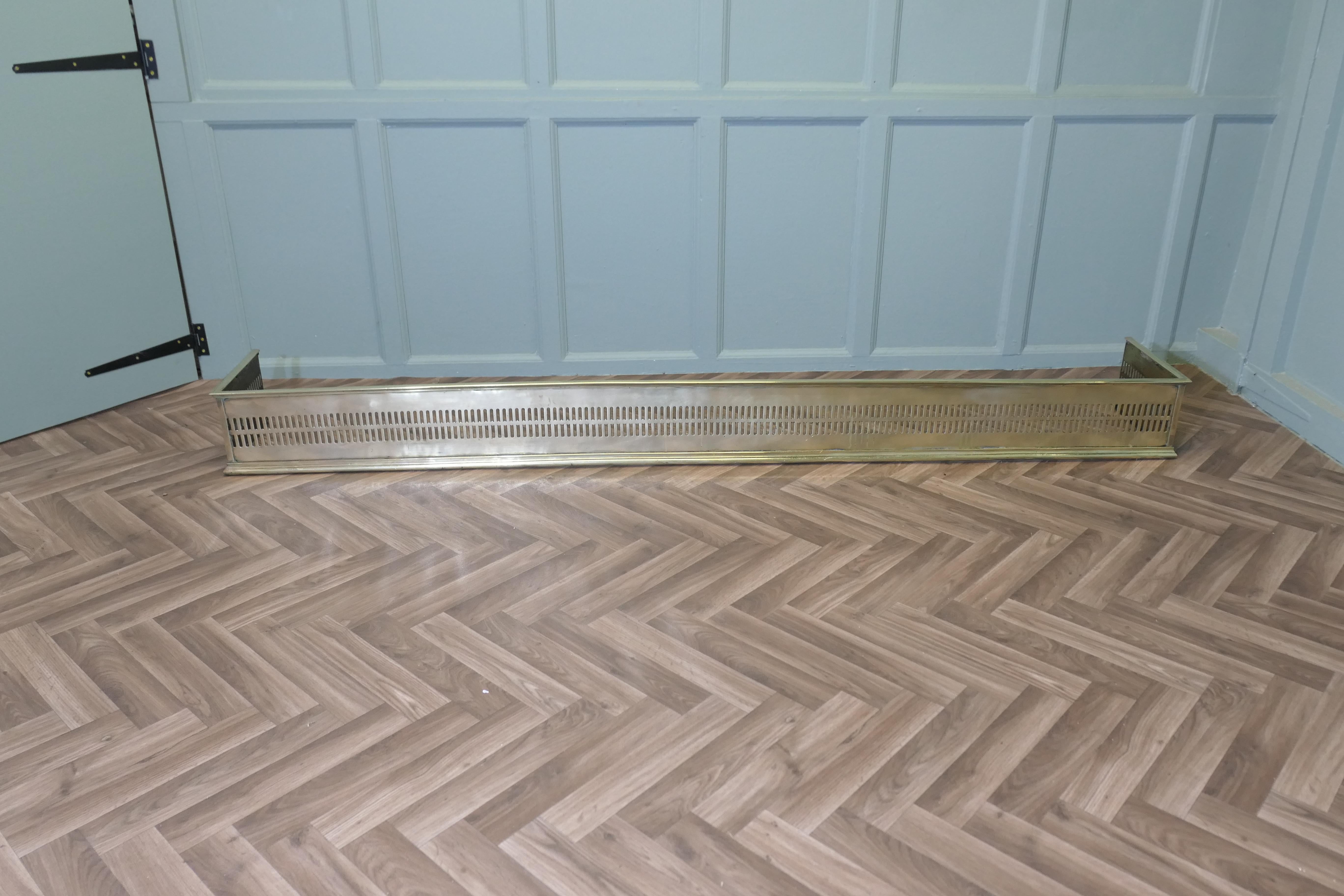 Sehr lange 19. Jahrhundert durchbohrt Messing Fender (7ft 6