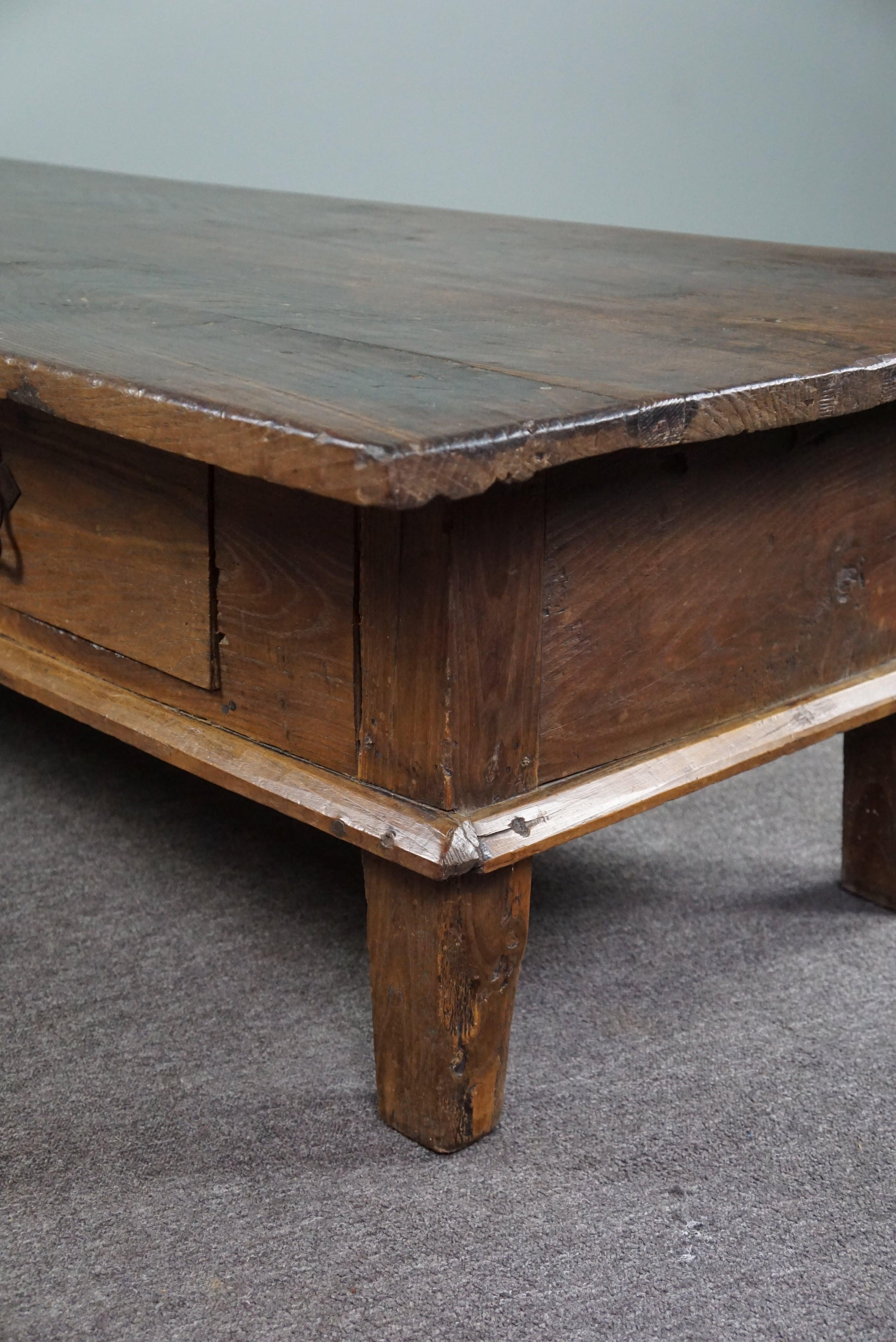 Very long antique solid oak South European coffee table, late 18th century For Sale 6