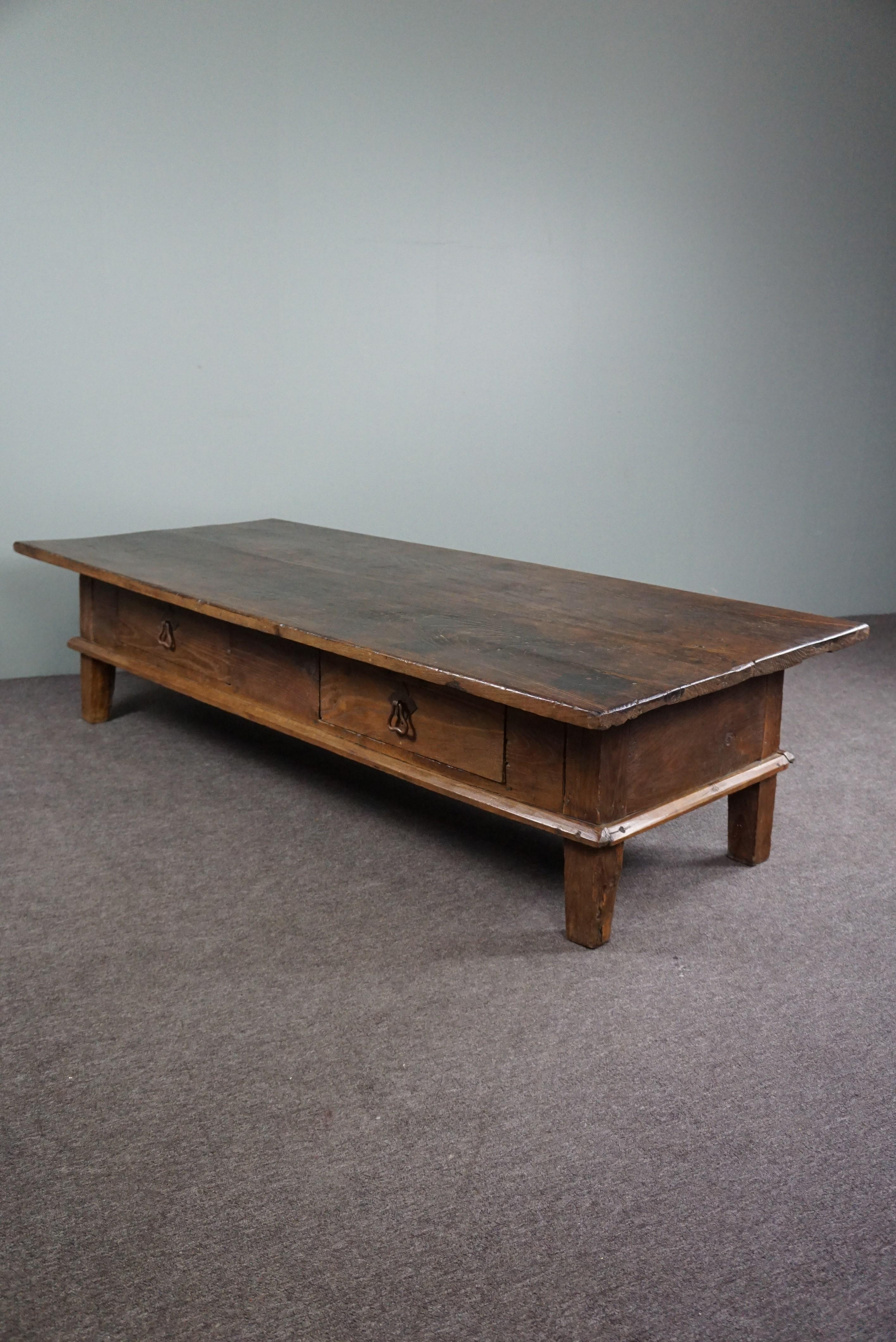 We are proud to present this robust and well-lived antique coffee table to you. This beautiful South European late 18th-century coffee table features two drawers, a rich dark color, and an amazing patina.

Not only does this coffee table provide