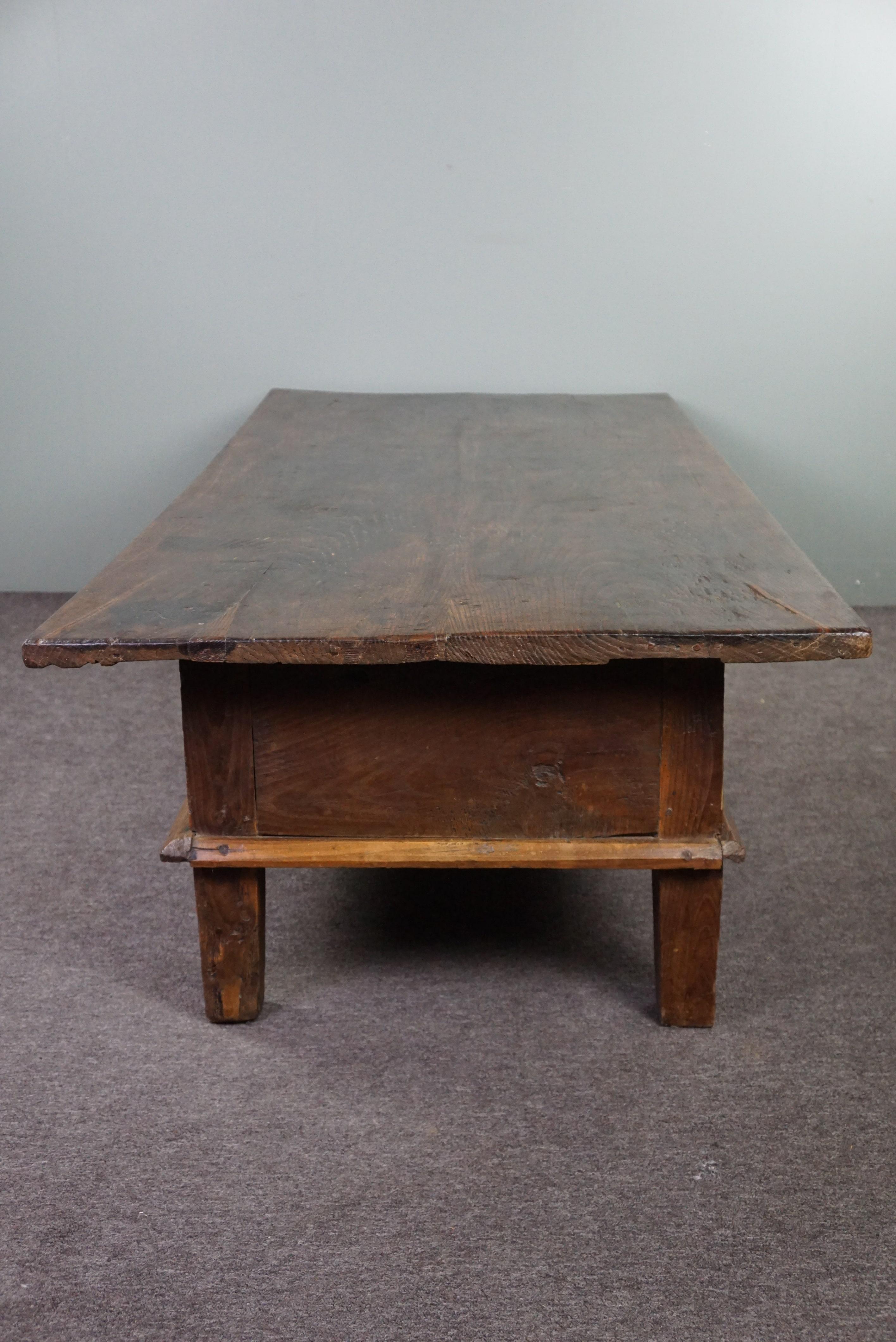 Very long antique solid oak South European coffee table, late 18th century In Good Condition For Sale In Harderwijk, NL