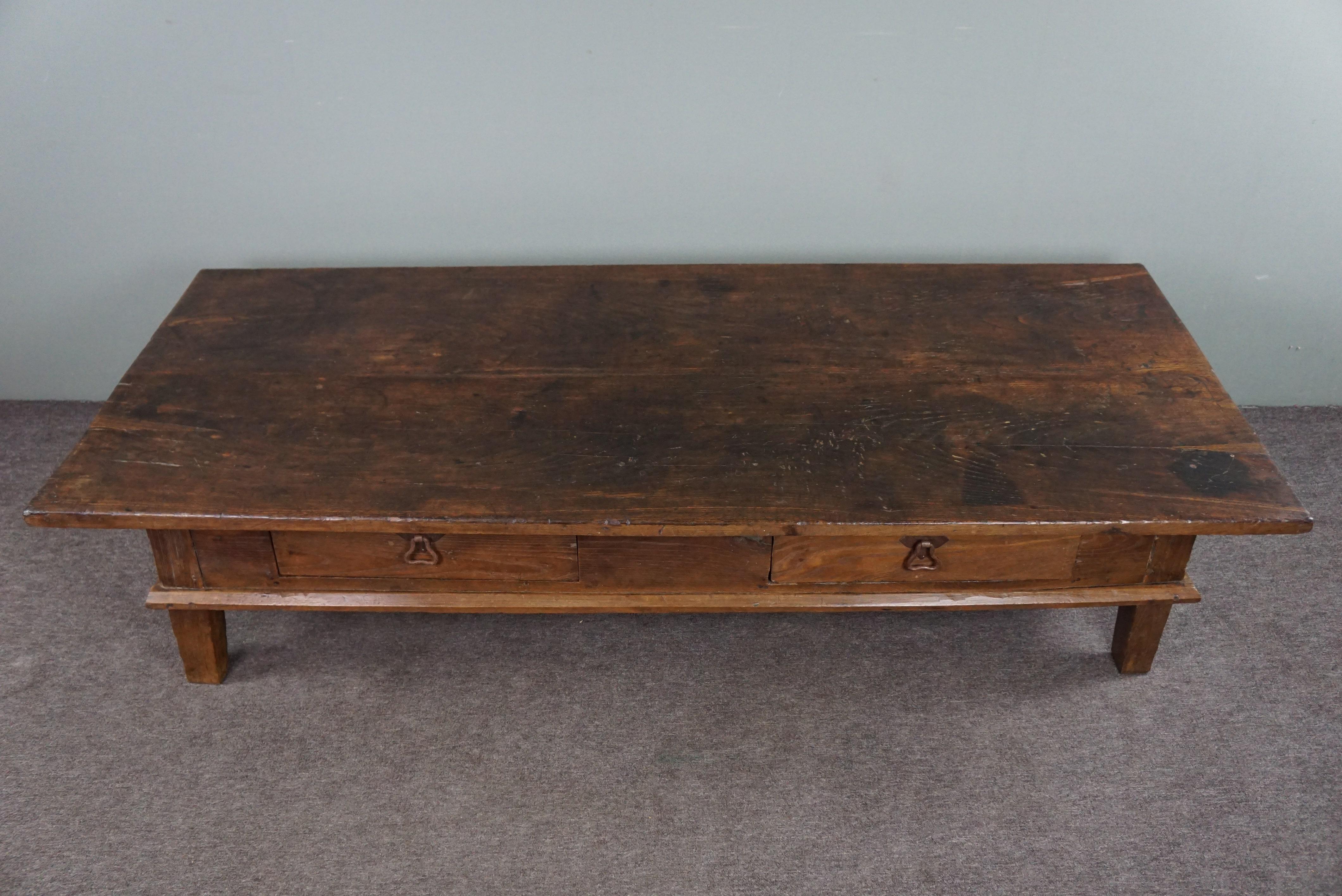 Very long antique solid oak South European coffee table, late 18th century For Sale 1