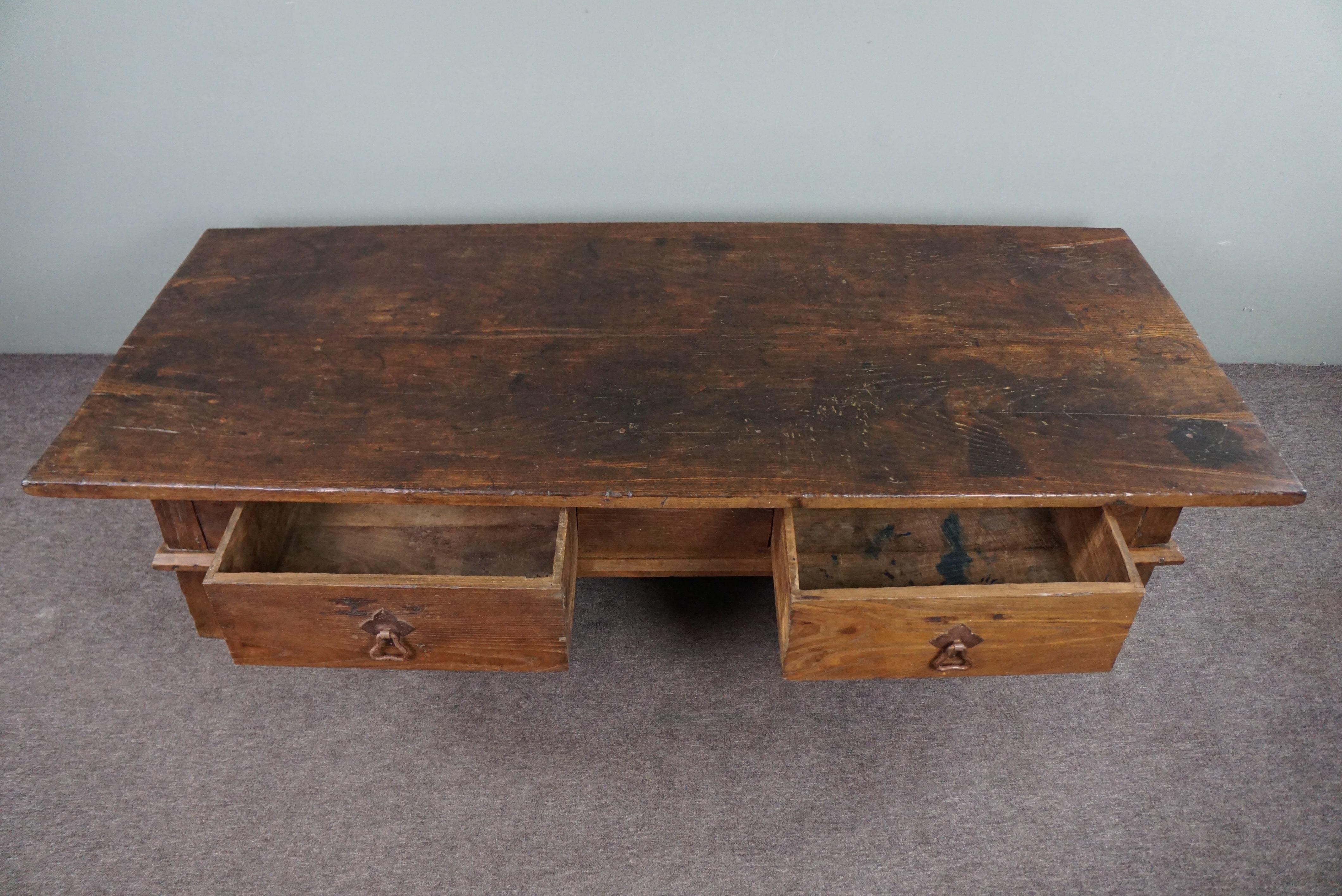 Very long antique solid oak South European coffee table, late 18th century For Sale 2