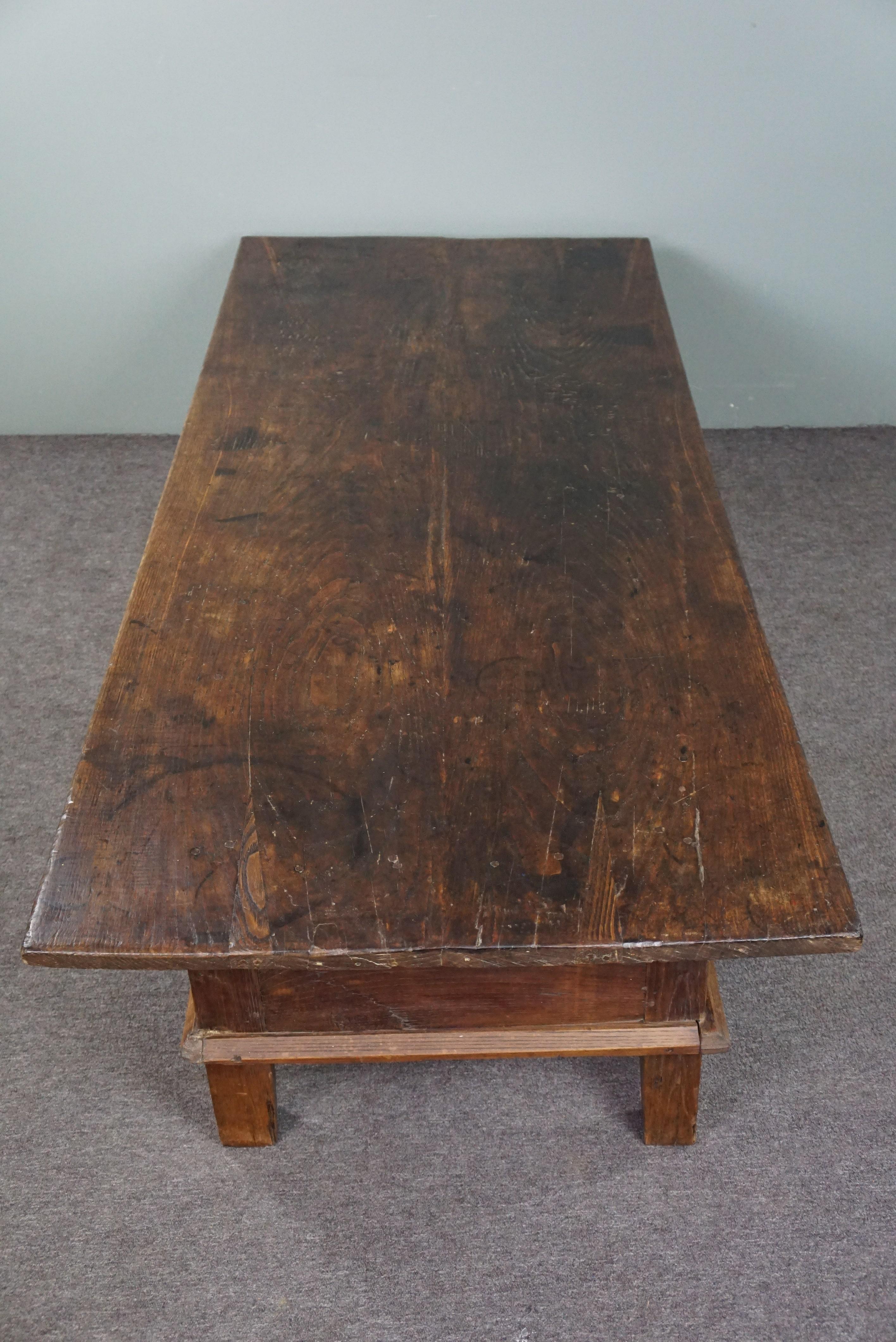 Very long antique solid oak South European coffee table, late 18th century For Sale 3