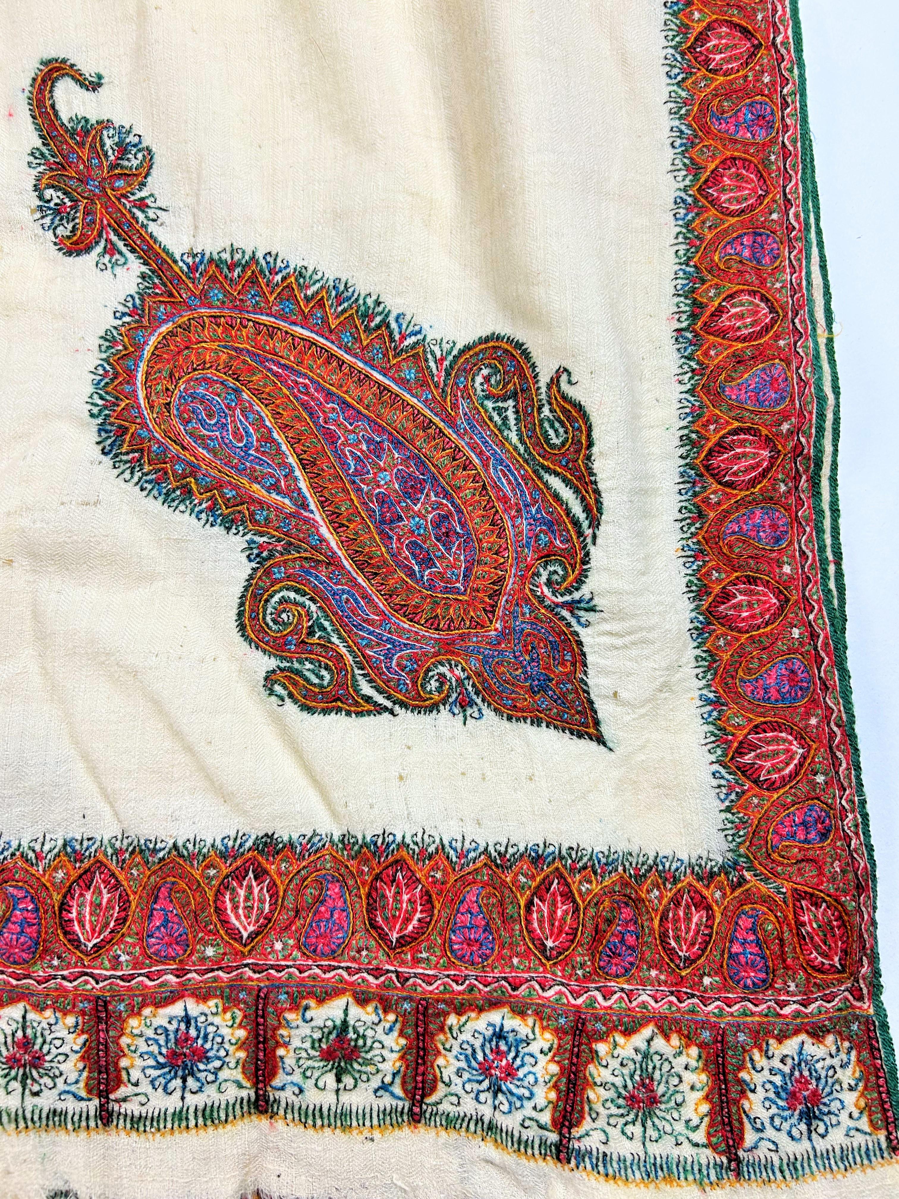 Very long Cashmere Pashmina shawl with Amlikar embroidery - India Circa 1880 For Sale 6
