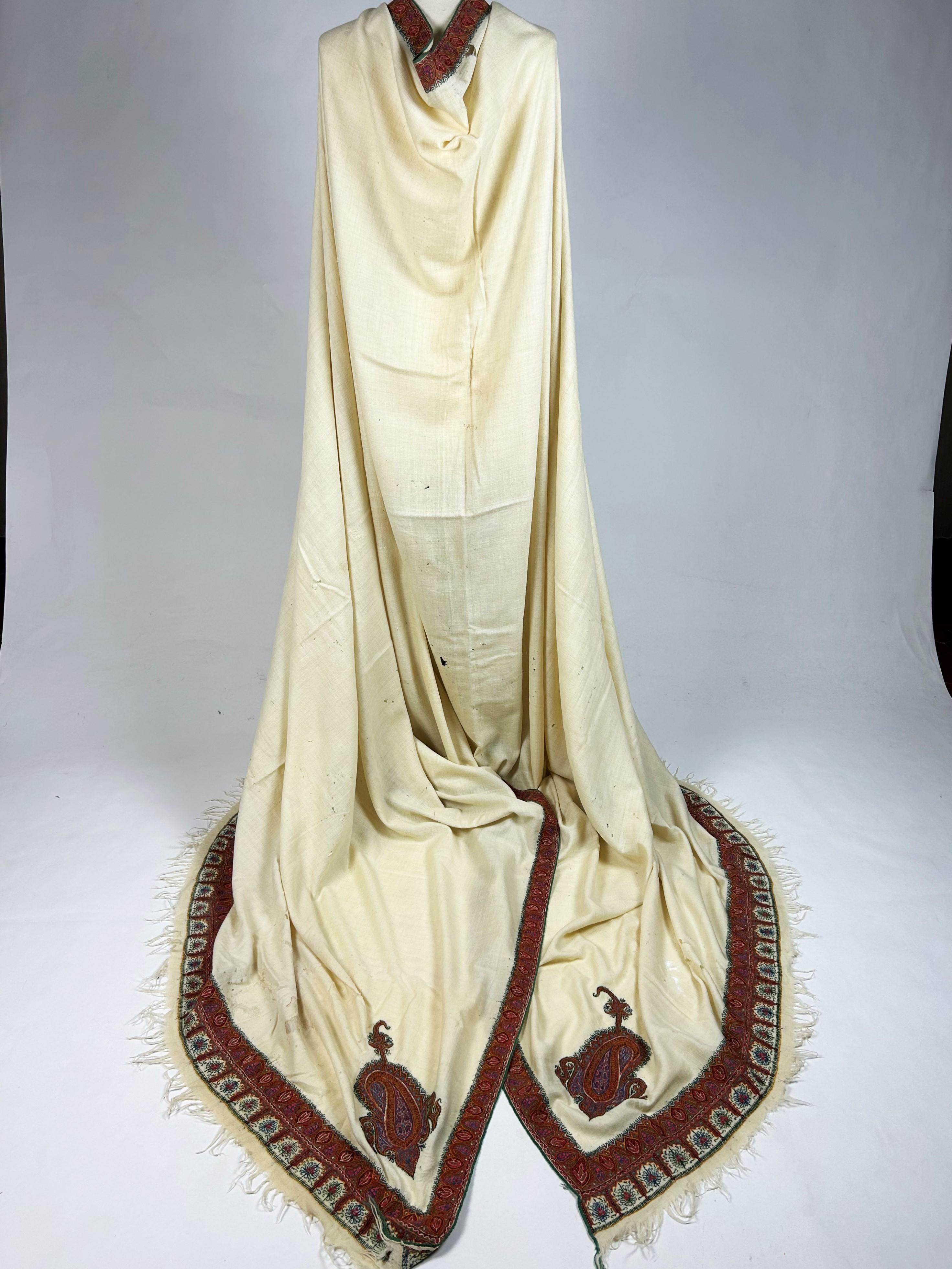 Very long Cashmere Pashmina shawl with Amlikar embroidery - India Circa 1880 For Sale 8