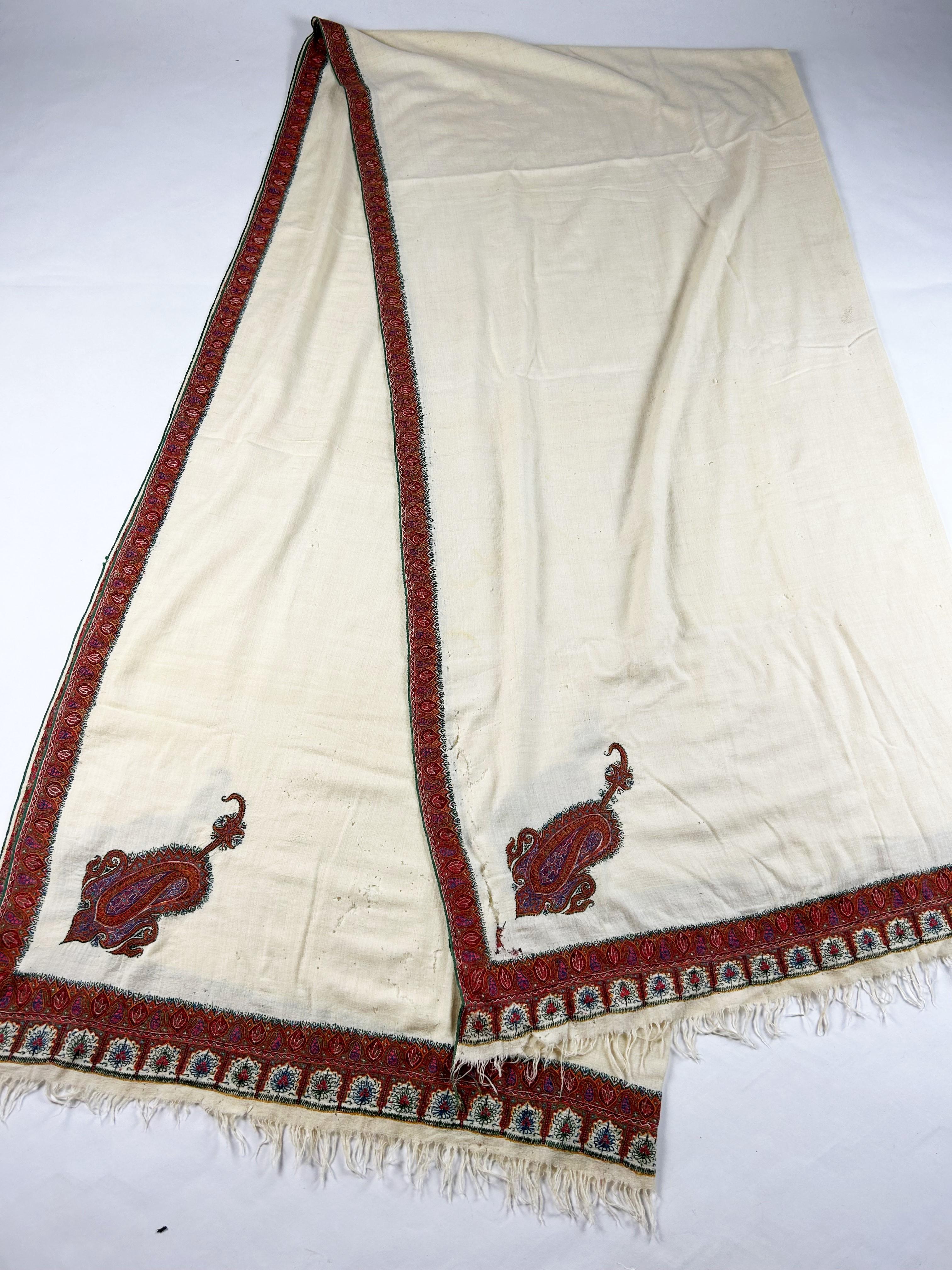 Very long Cashmere Pashmina shawl with Amlikar embroidery - India Circa 1880 In Fair Condition For Sale In Toulon, FR