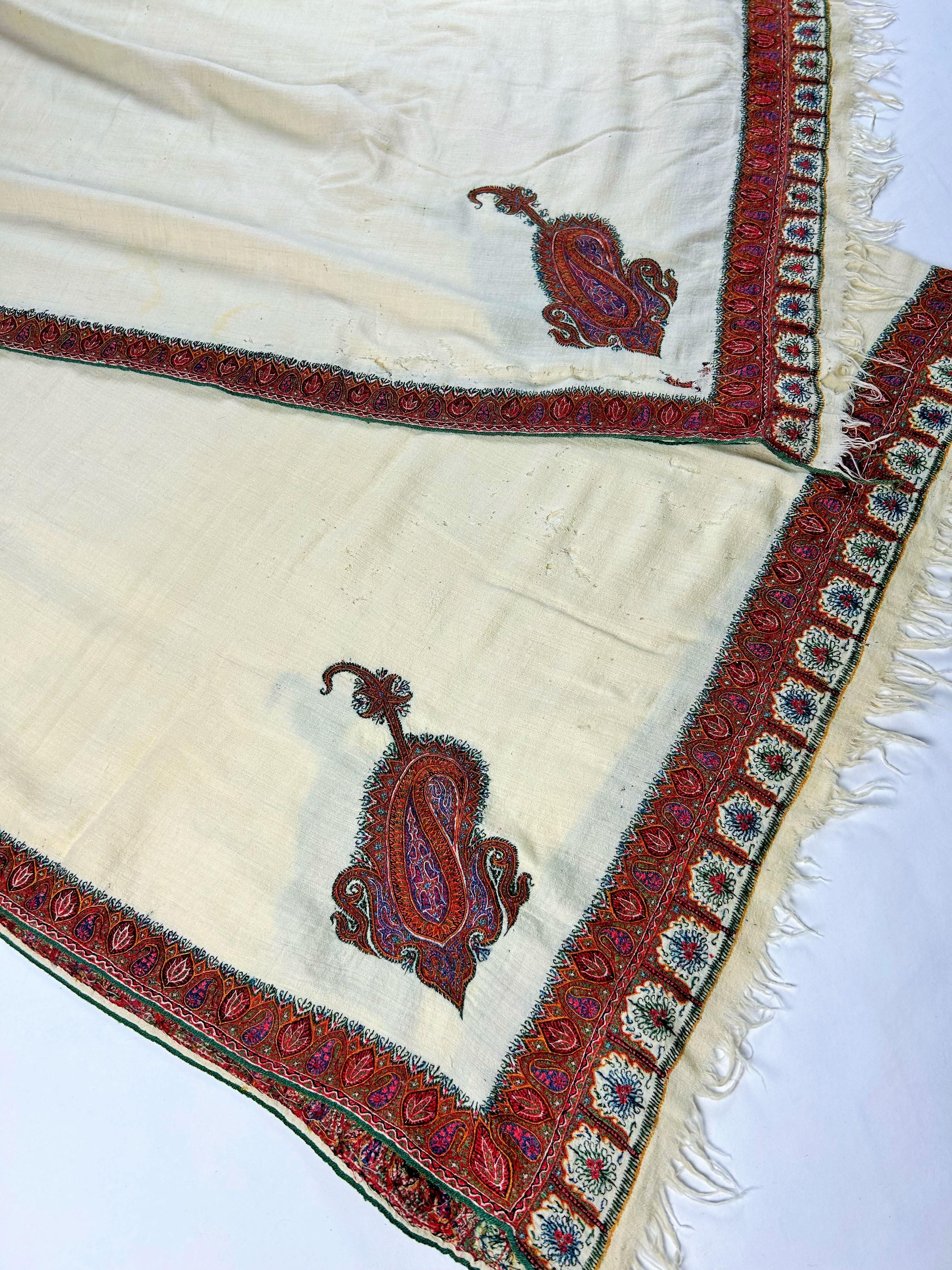 Scialle molto lungo in pashmina di cachemire con ricamo Amlikar - India CIRCA 1880 In condizioni discrete in vendita a Toulon, FR