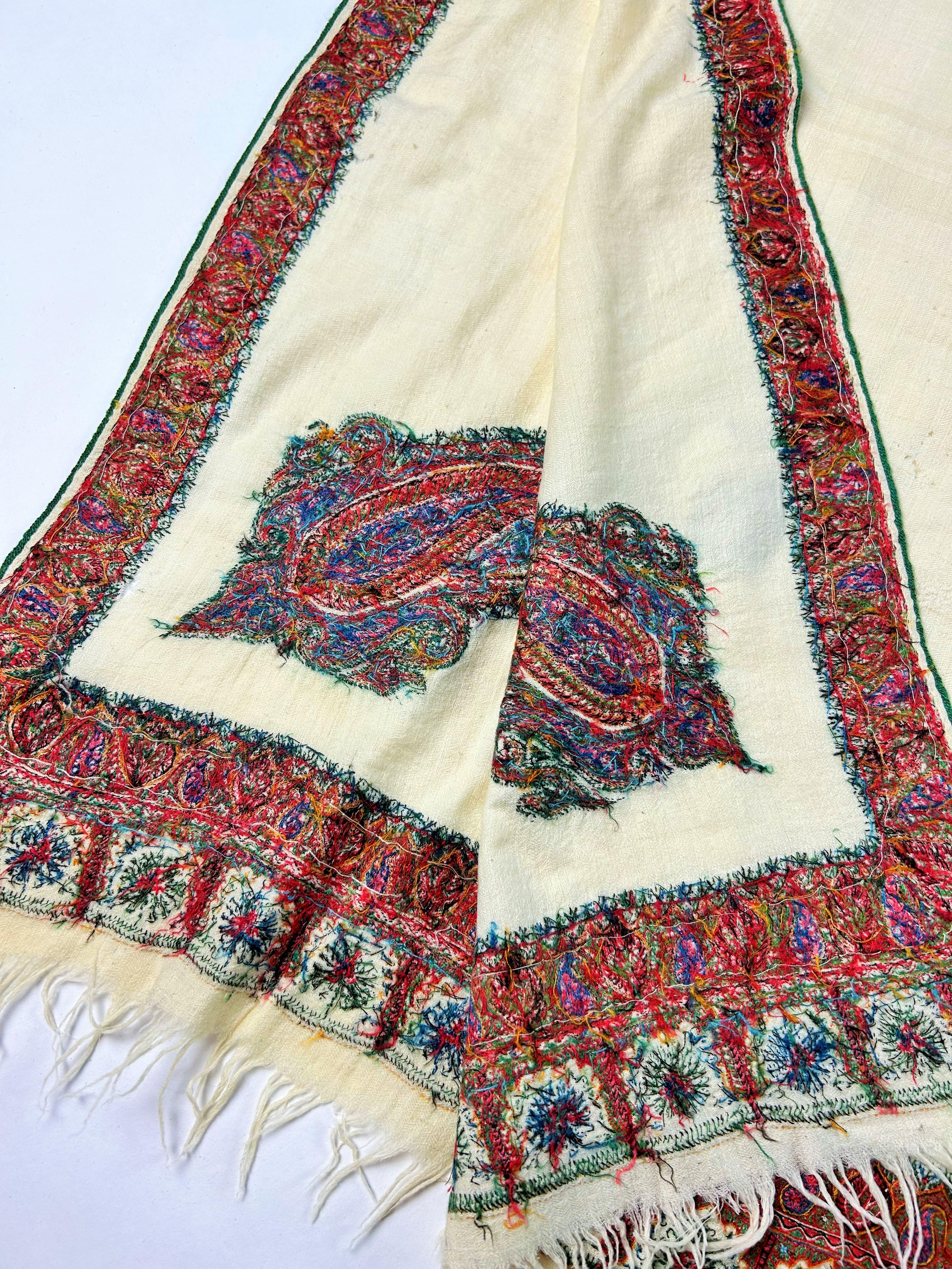 Very long Cashmere Pashmina shawl with Amlikar embroidery - India Circa 1880 For Sale 2