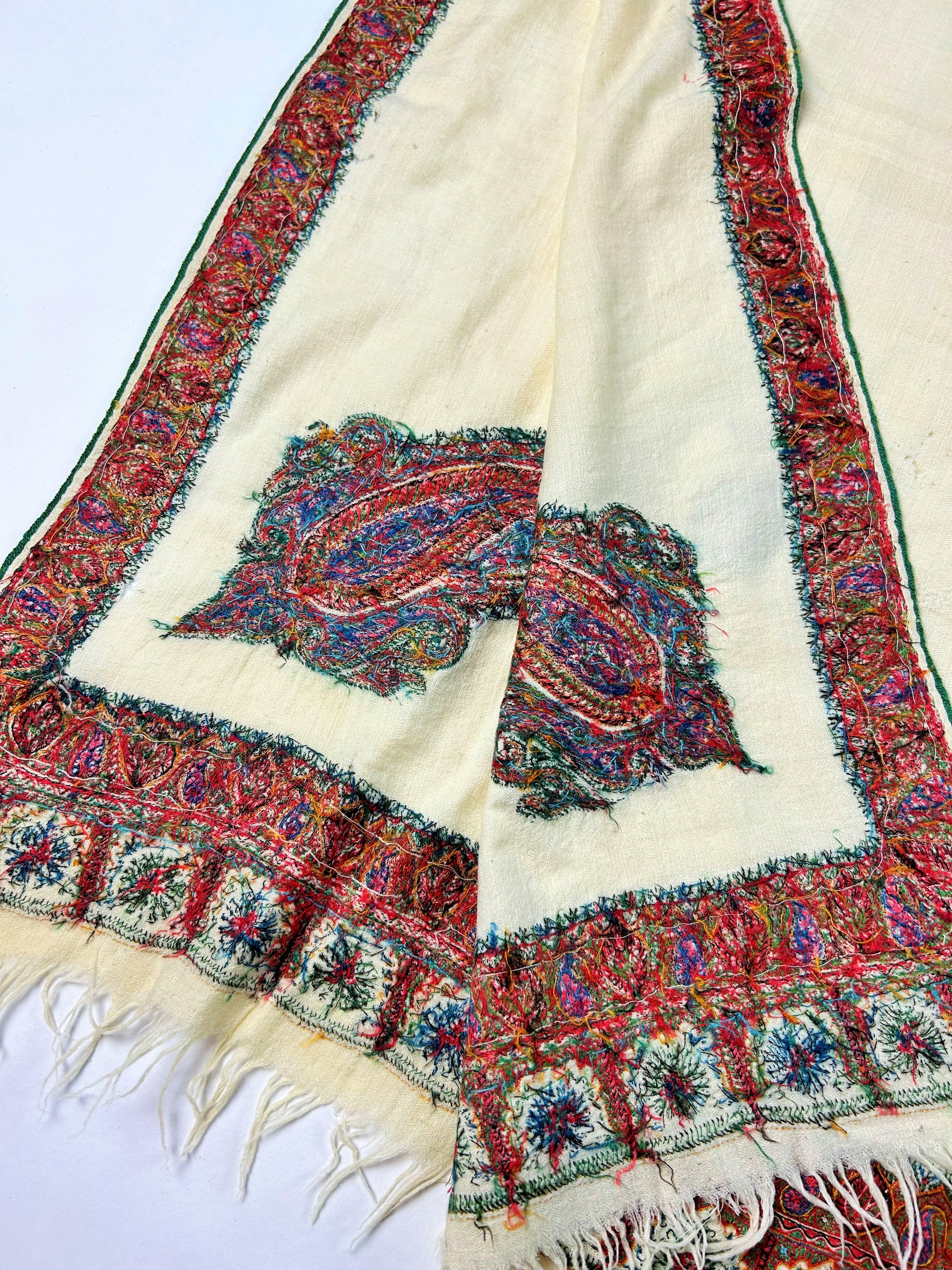 Scialle molto lungo in pashmina di cachemire con ricamo Amlikar - India CIRCA 1880 in vendita 1