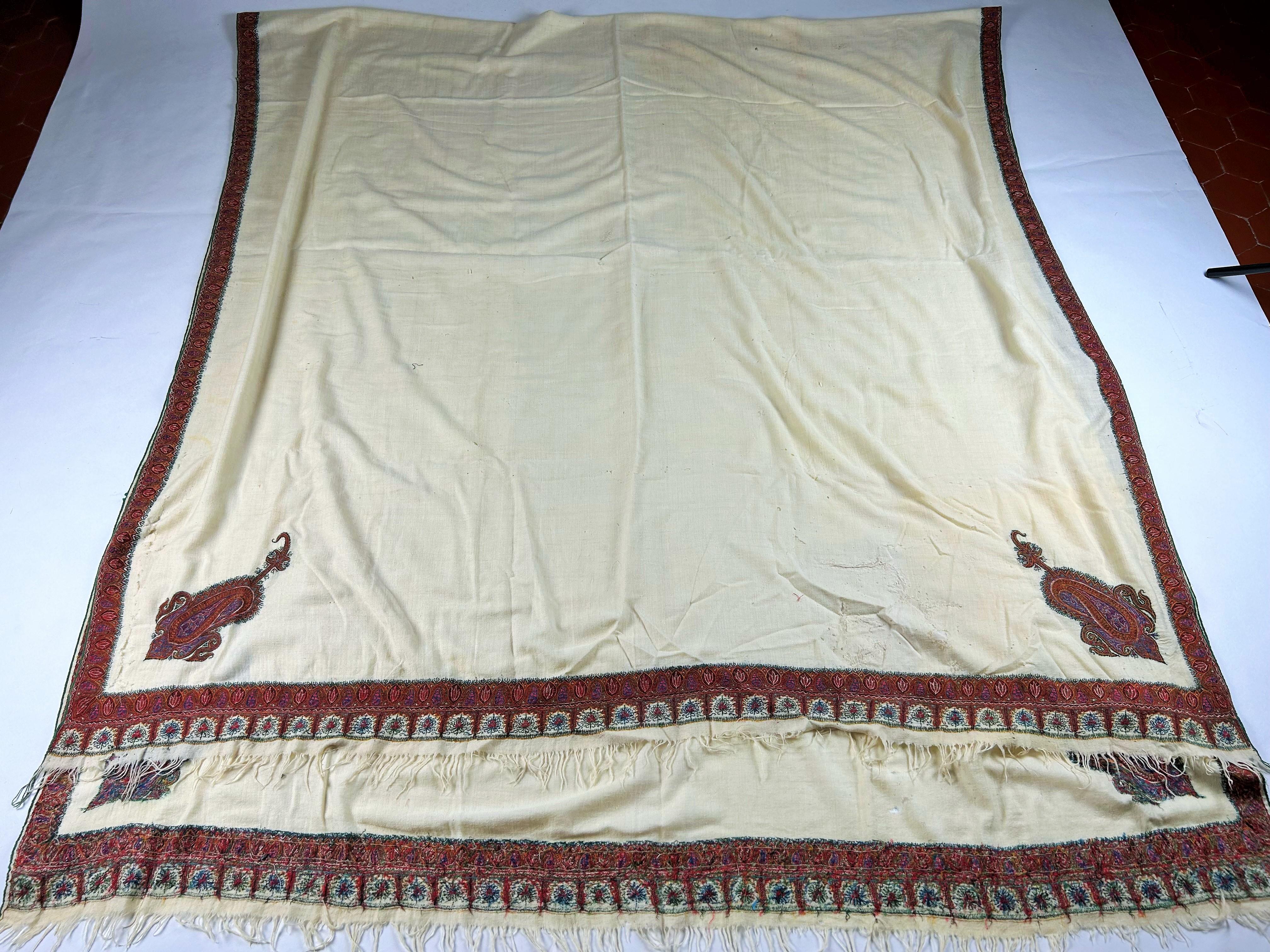 Sehr langer Kaschmirschal aus Pashmina mit Amlikar-Stickerei aus Kaschmir - Indien um 1880 im Angebot 3