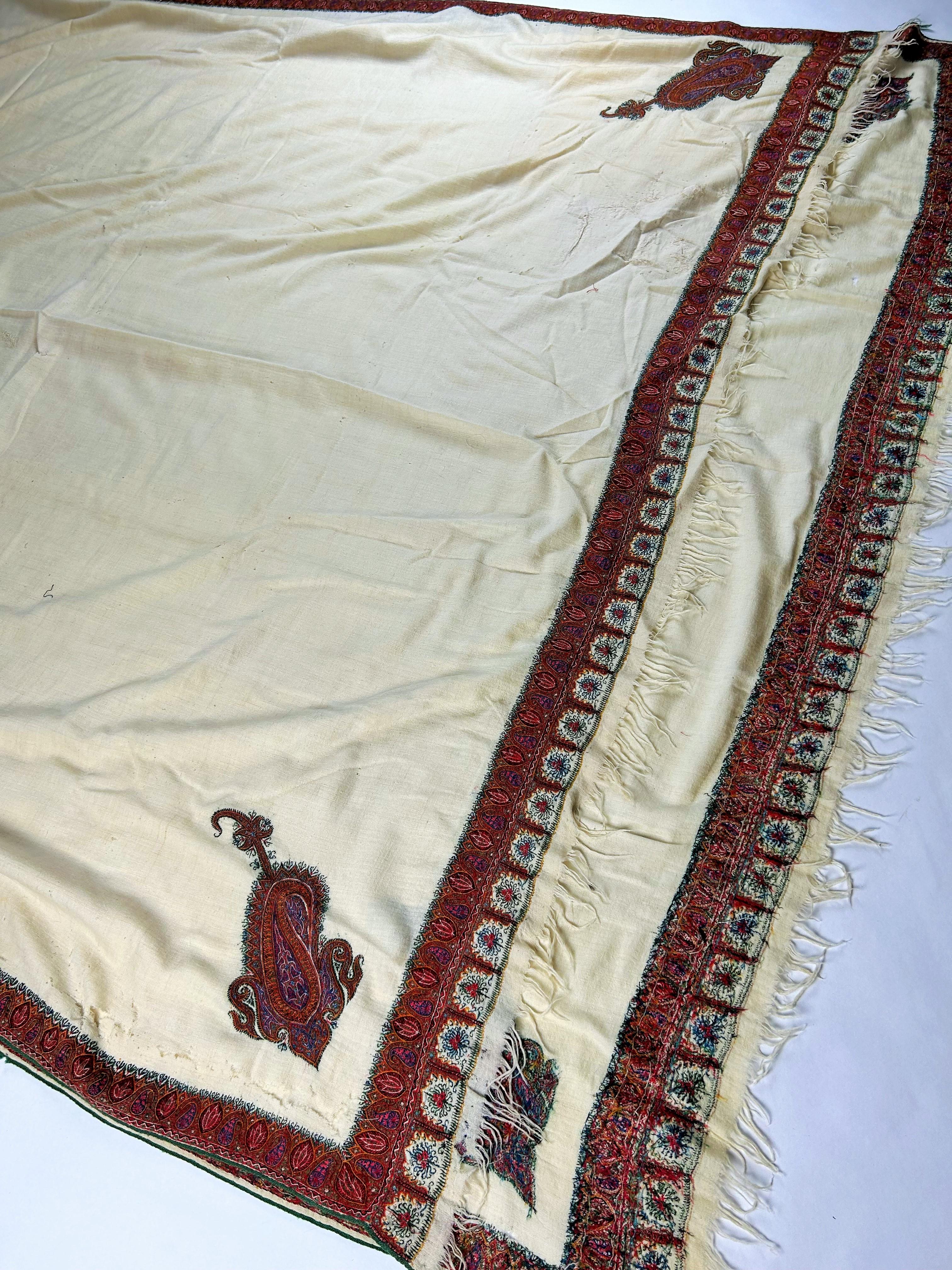 Very long Cashmere Pashmina shawl with Amlikar embroidery - India Circa 1880 For Sale 4
