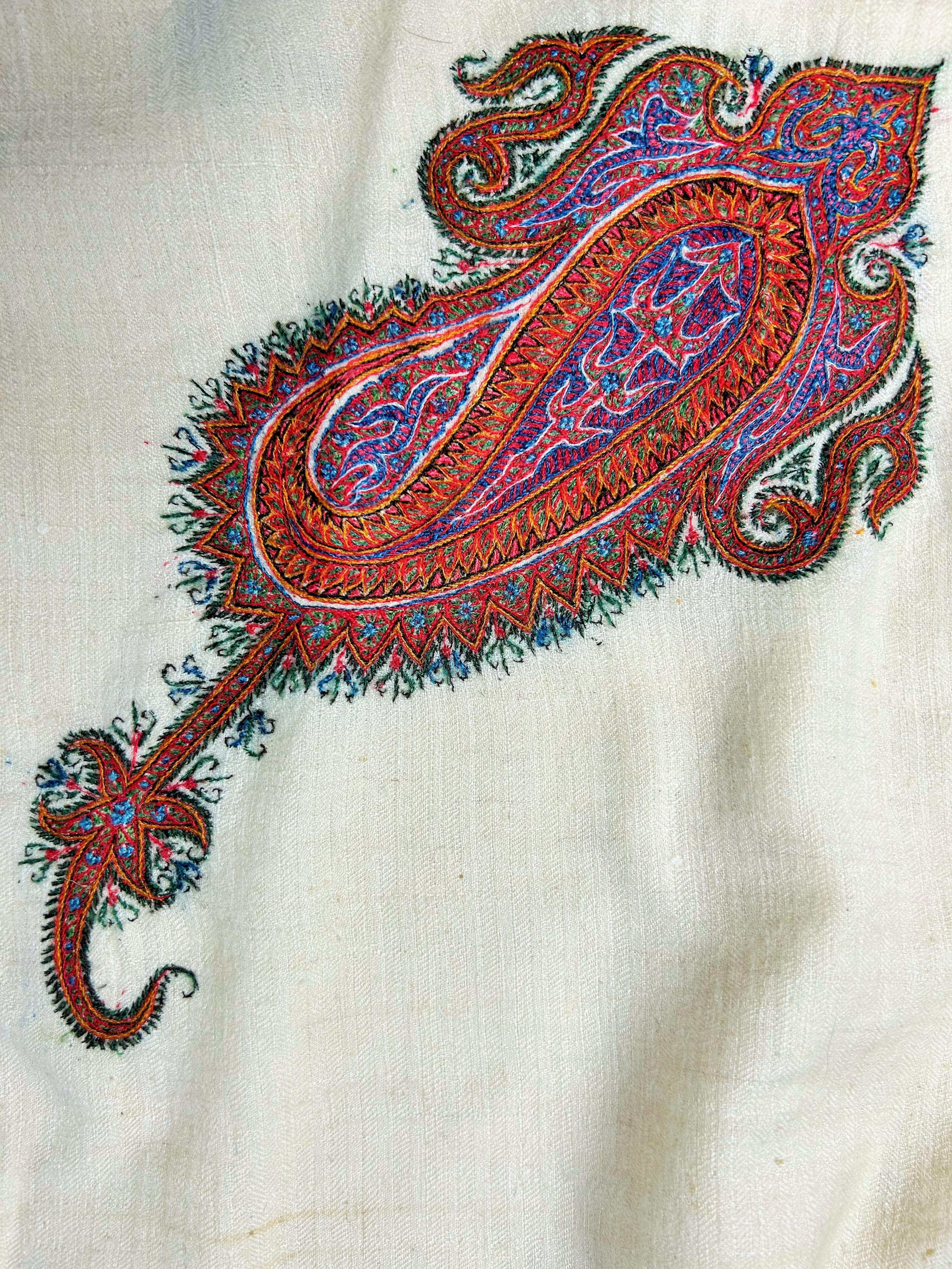 Very long Cashmere Pashmina shawl with Amlikar embroidery - India Circa 1880 For Sale 5