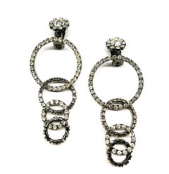 Pendientes largos de cuatro aros de pasta transparente, Kenneth Jay Lane, años 90