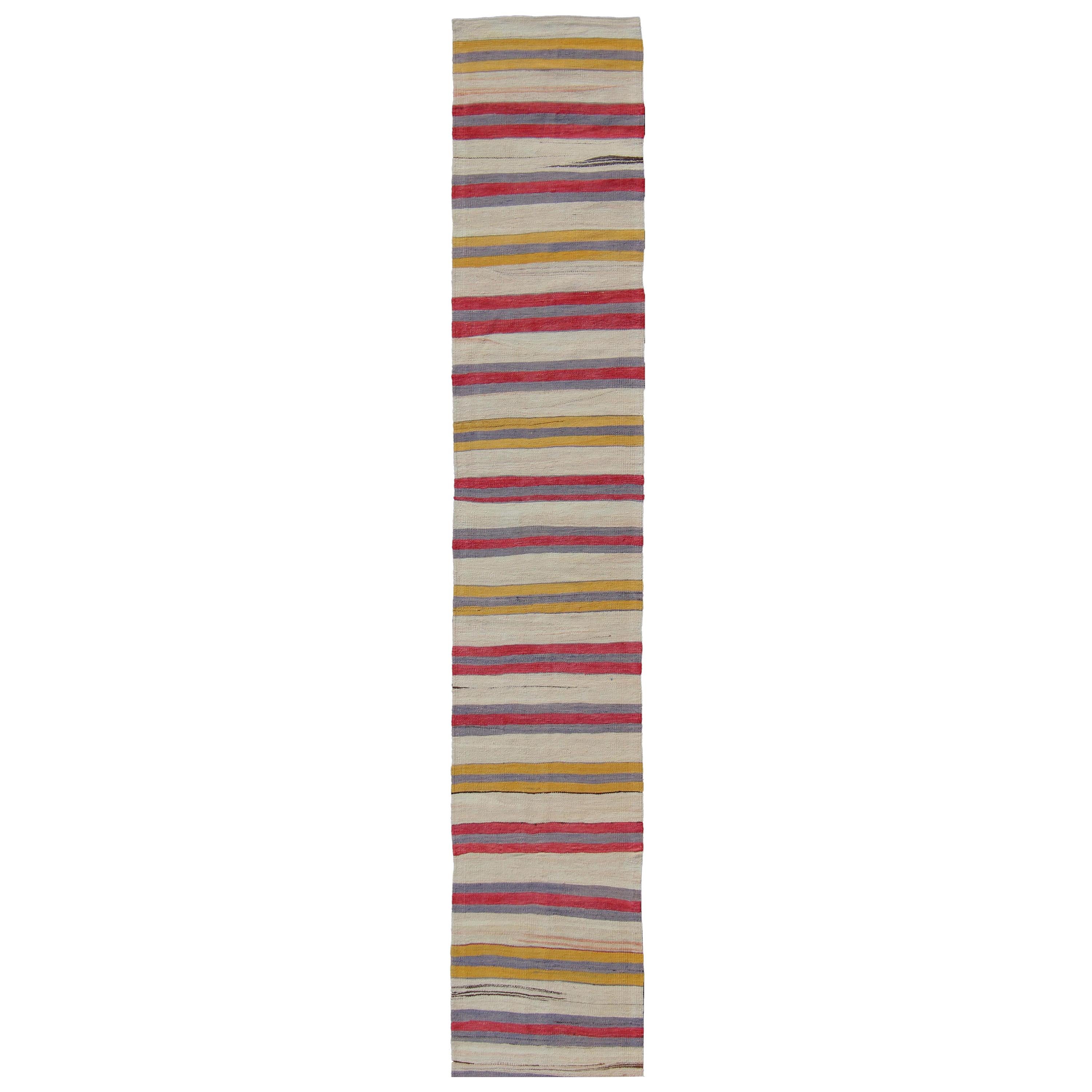 Langer farbenfroher türkischer Flachgewebe-Läufer im Vintage-Stil mit dynamischen Streifendesign