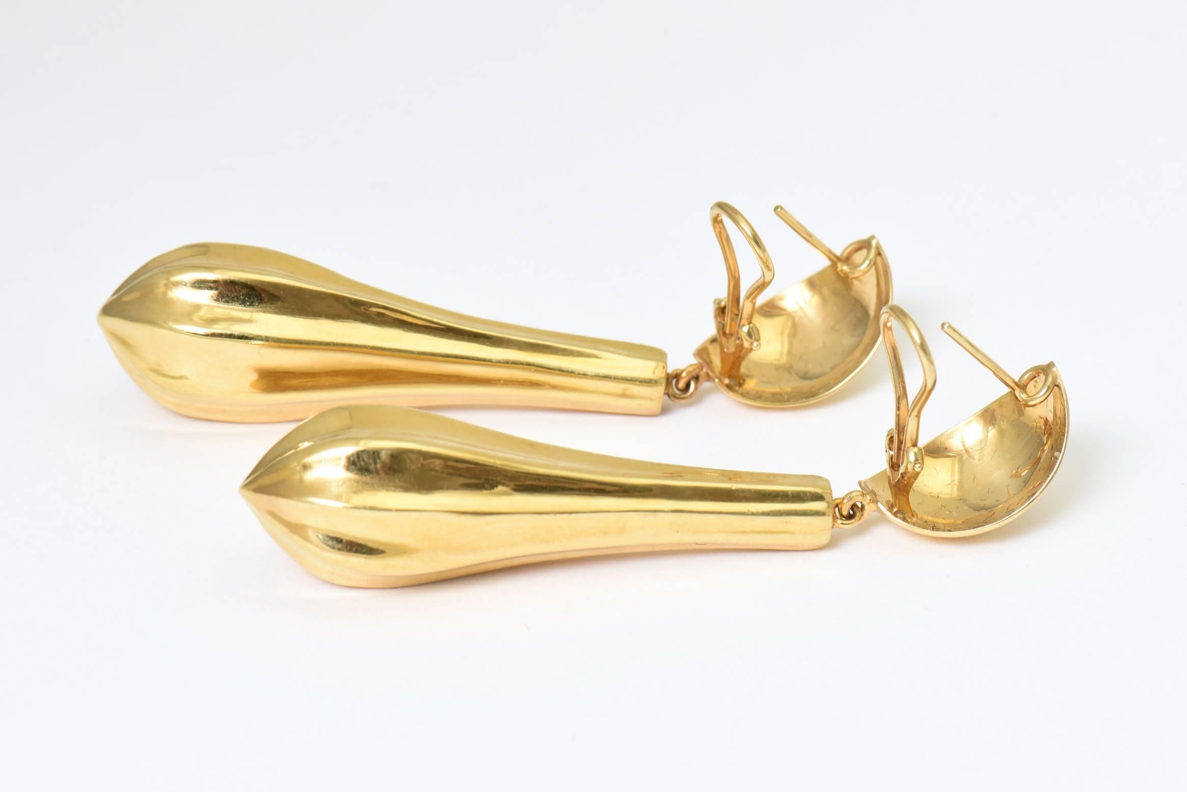 Very Long Dangling Tear Drop Gold Earrings In Excellent Condition For Sale In Miami Beach, FL