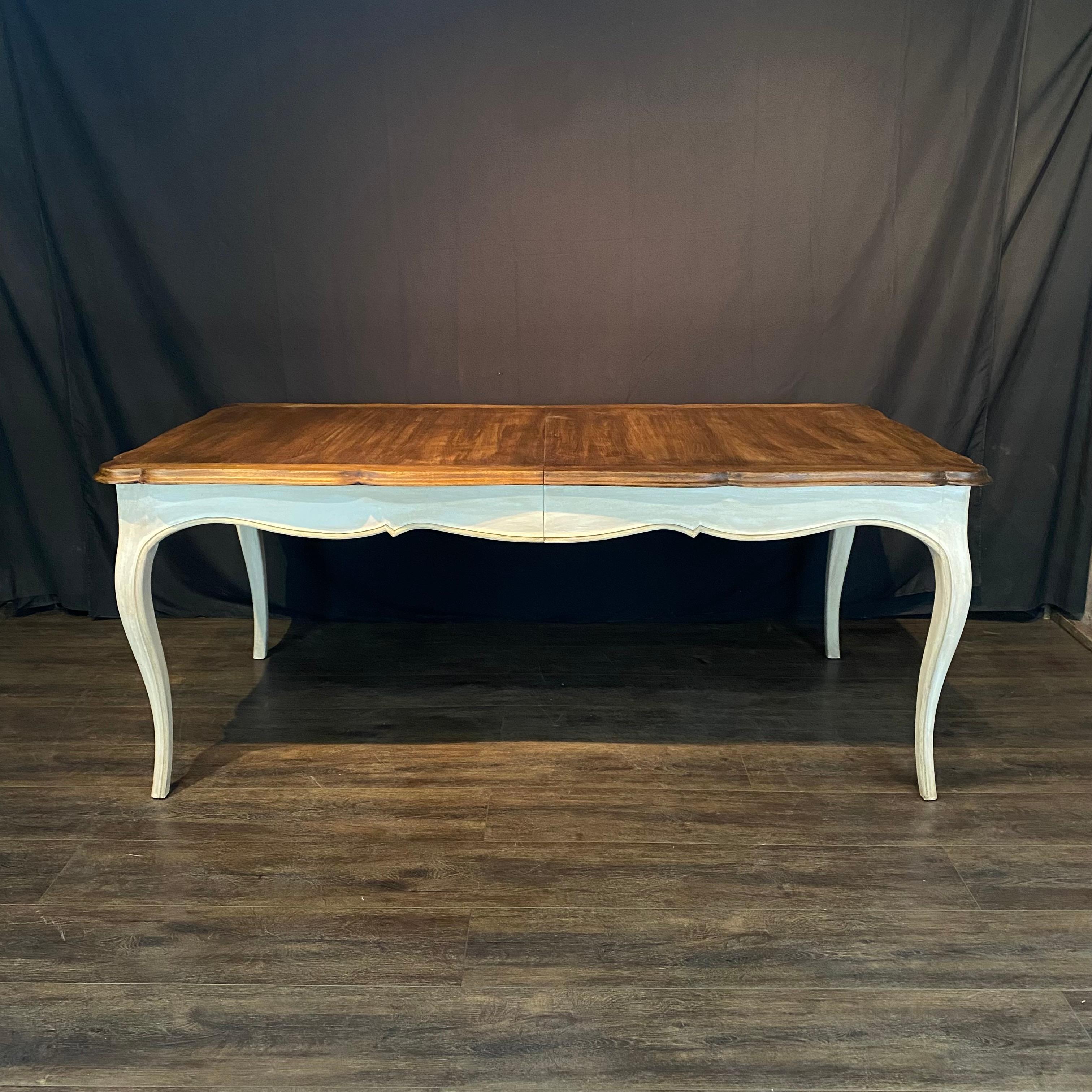 Très longue table de ferme provinciale française à rallonge peinte de style Louis XV en vente 3