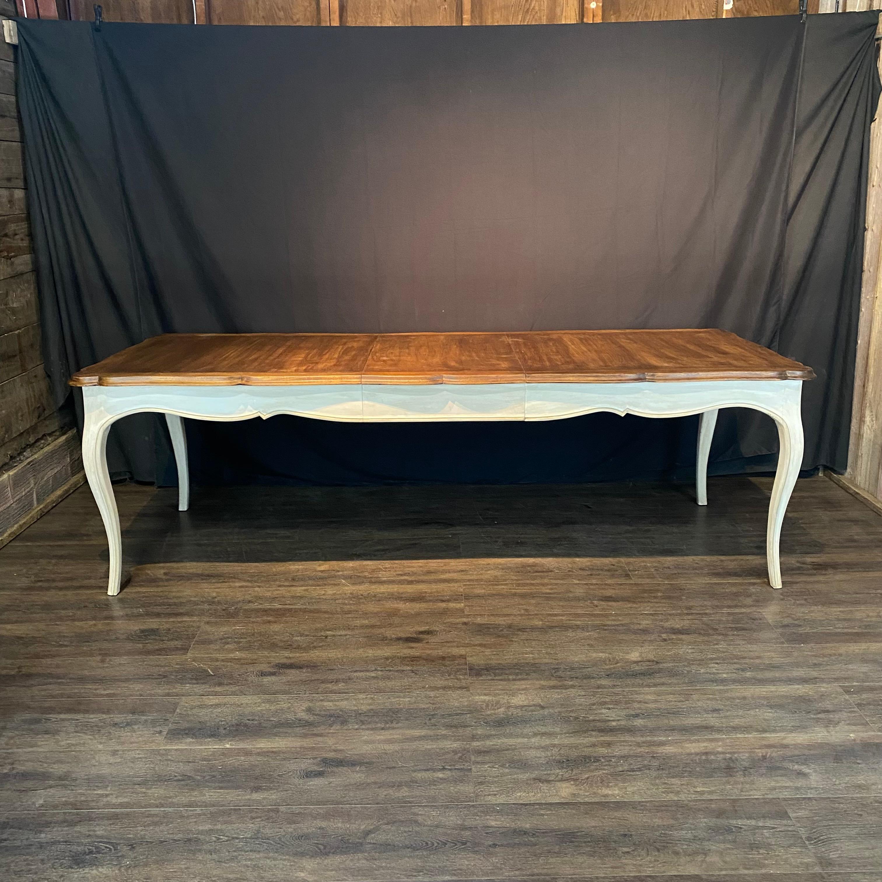 Très longue table de ferme provinciale française à rallonge peinte de style Louis XV en vente 4