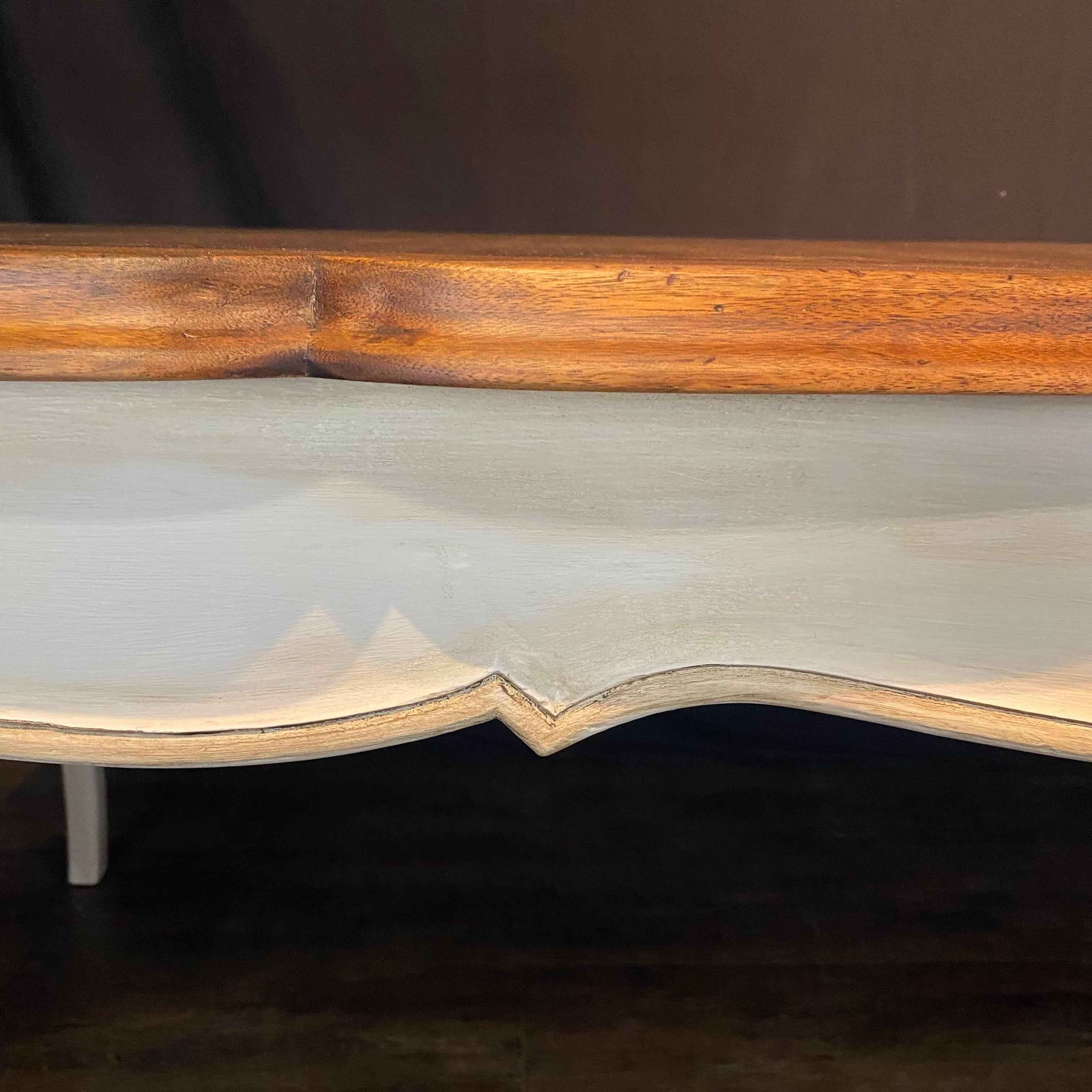 Table de salle à manger à rallonge de style provincial français avec une patine rustique et chaleureuse ! Exceptionnellement exécutée dans le style Louis XV classique, elle présente un long plateau rectangulaire sculpté, élevé sur un cadre en