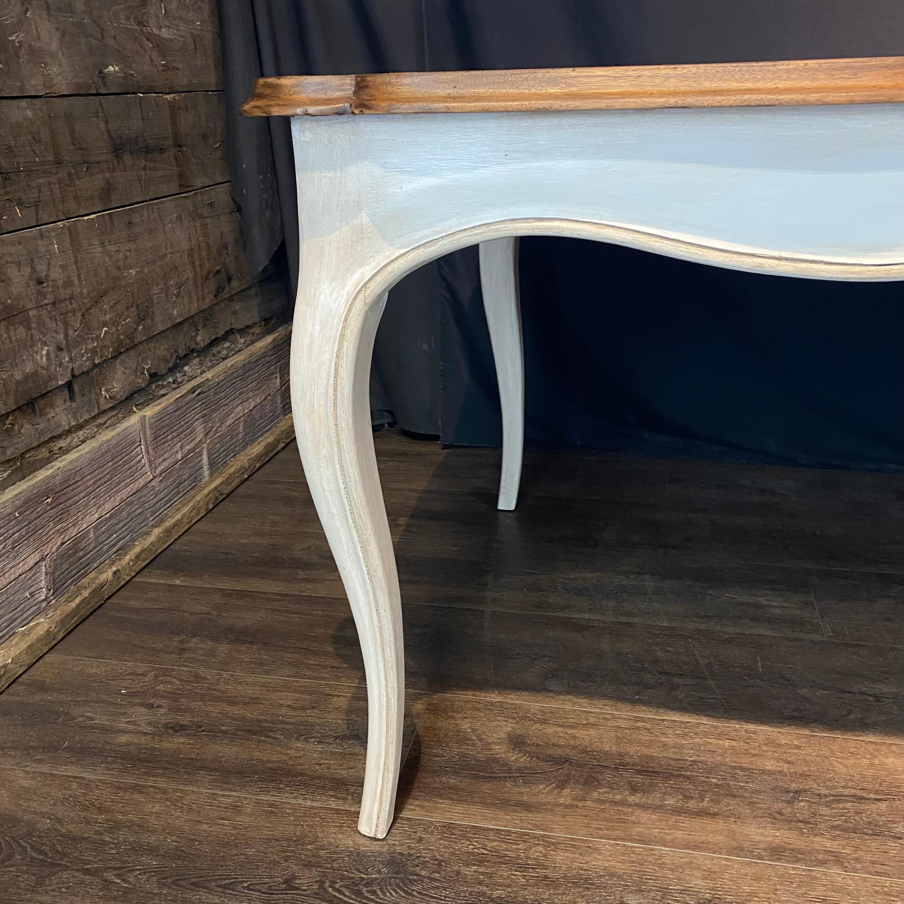 Provincial français Très longue table de ferme provinciale française à rallonge peinte de style Louis XV en vente