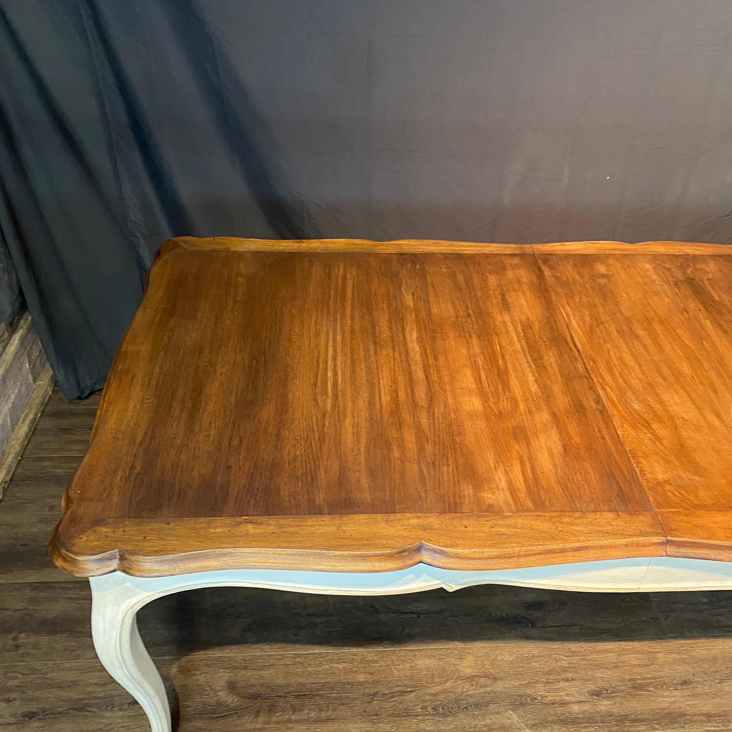 Français Très longue table de ferme provinciale française à rallonge peinte de style Louis XV en vente