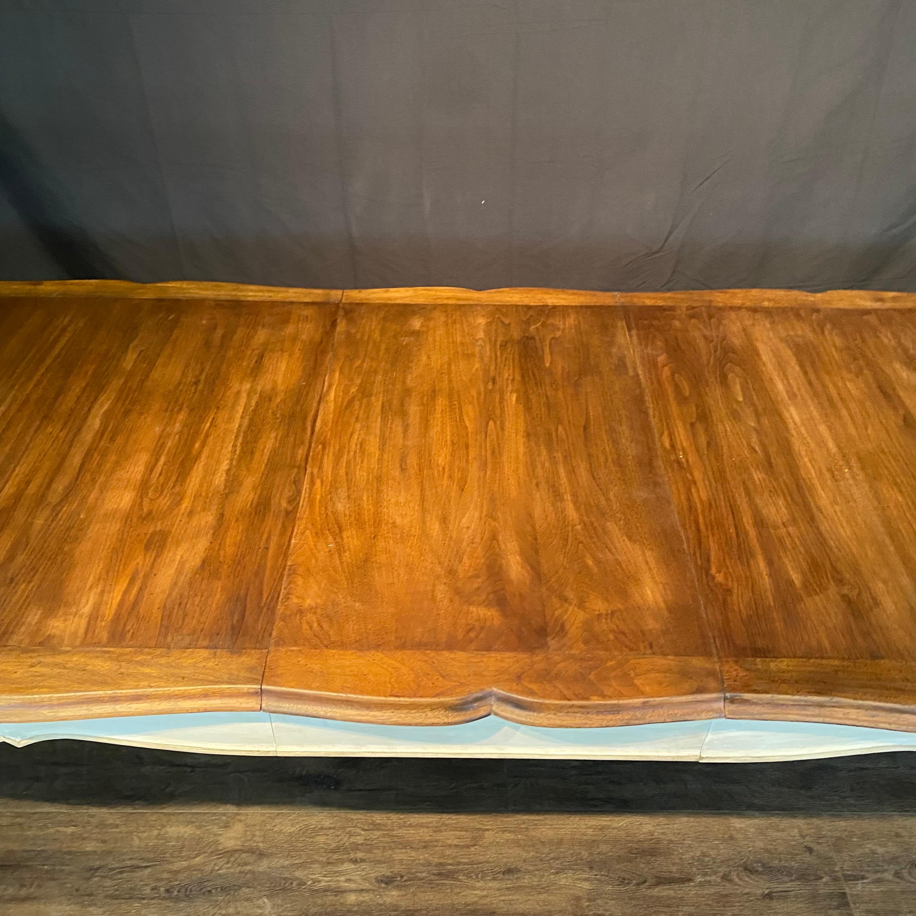 Très longue table de ferme provinciale française à rallonge peinte de style Louis XV Bon état - En vente à Hopewell, NJ