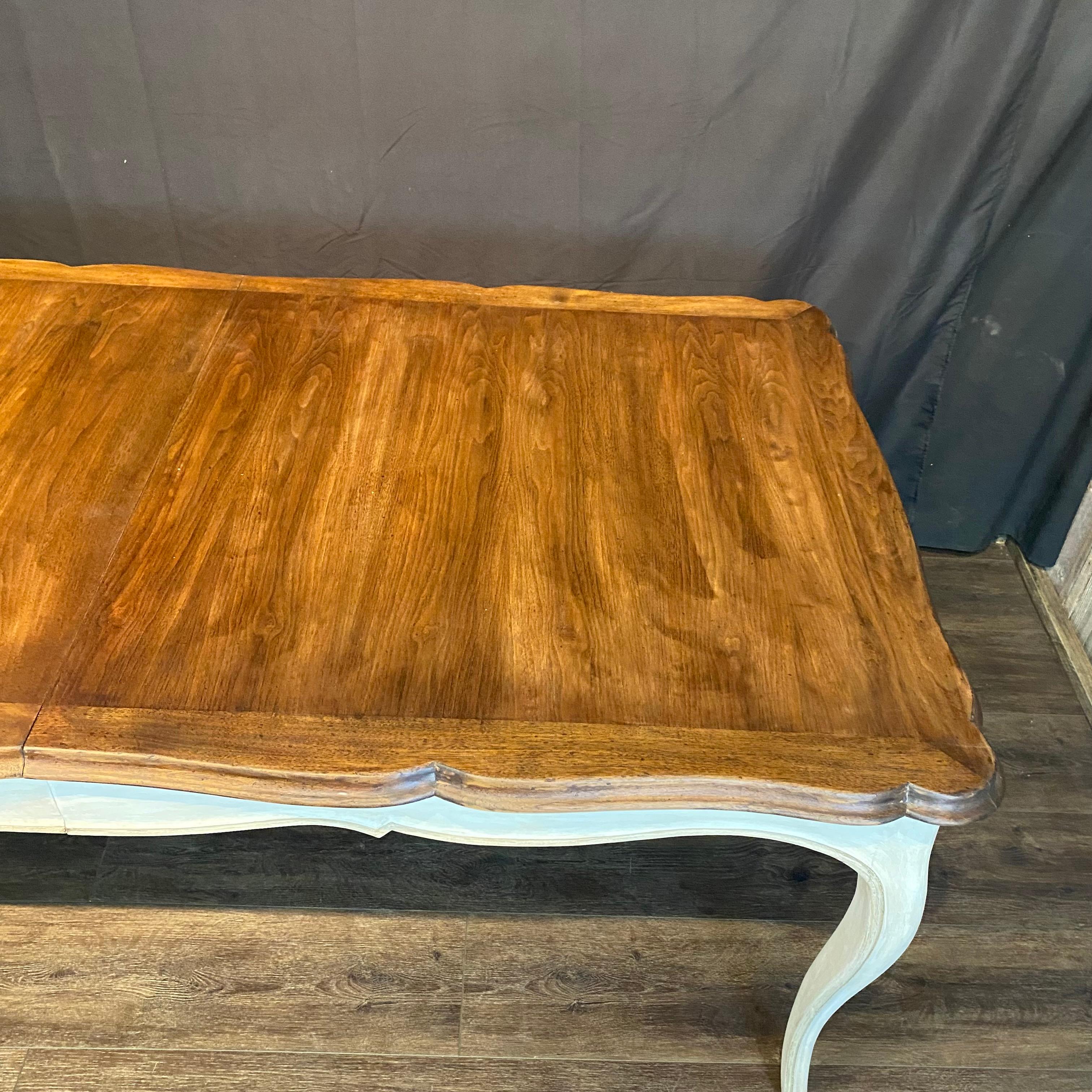 Milieu du XXe siècle Très longue table de ferme provinciale française à rallonge peinte de style Louis XV en vente